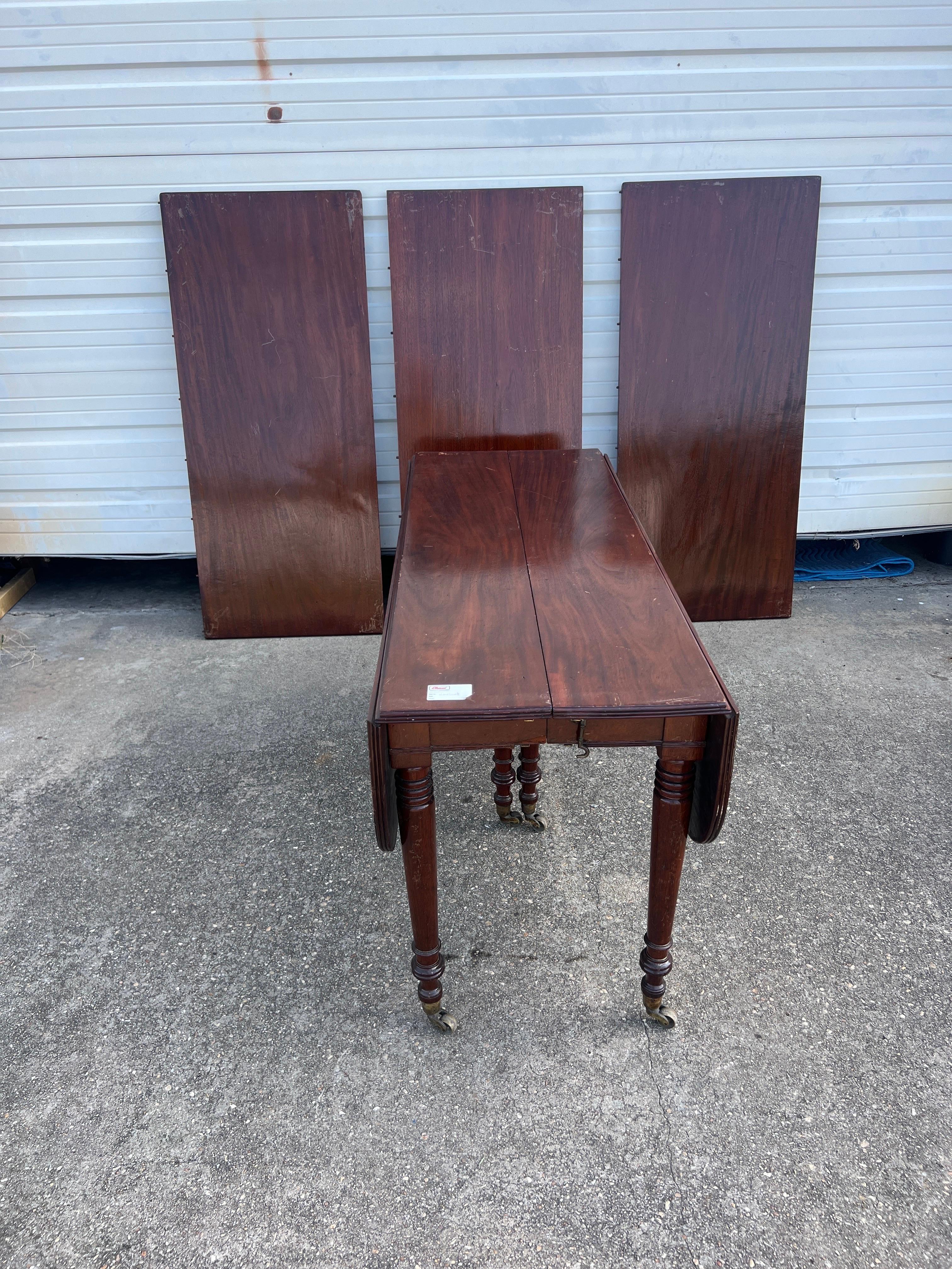 Belle table de salle à manger en acajou du Directoire français de la fin du XVIIIe siècle et du début du XIXe siècle, qui capture ce moment entre la fin de la période du Directoire et les blocus napoléoniens qui empêchaient l'acajou de sortir de