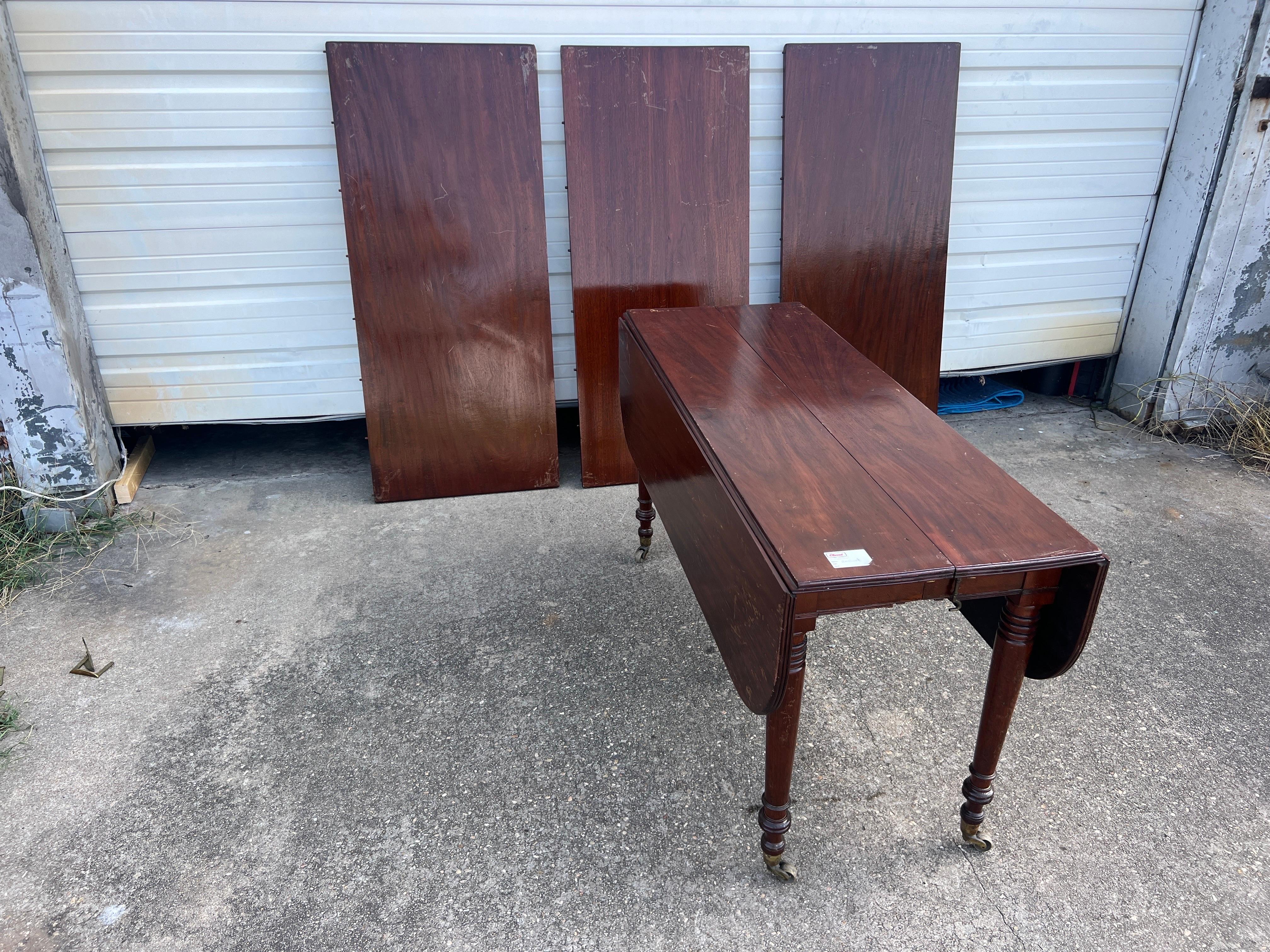 Français Table de salle à manger en acajou du Directoire français de la fin du XVIIIe siècle et du début du XIXe siècle en vente