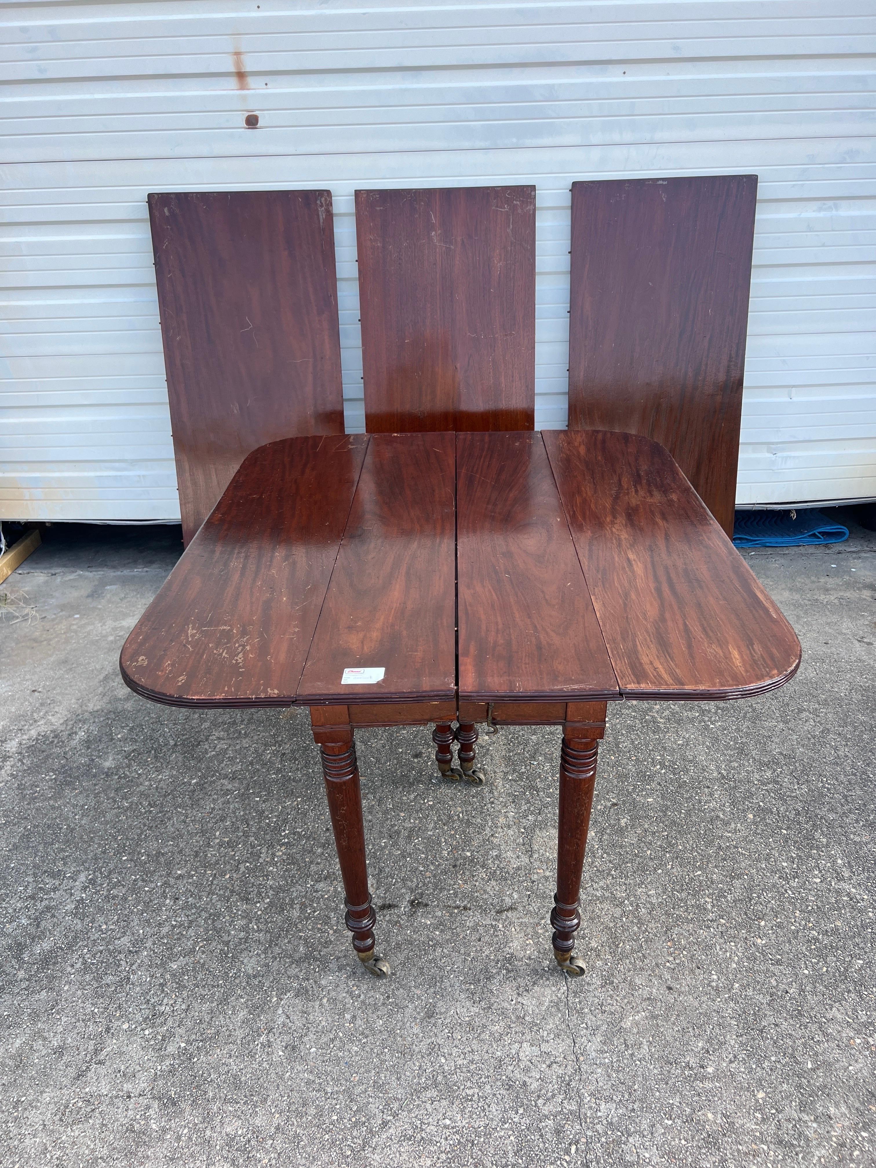 Table de salle à manger en acajou du Directoire français de la fin du XVIIIe siècle et du début du XIXe siècle Bon état - En vente à Richmond, VA