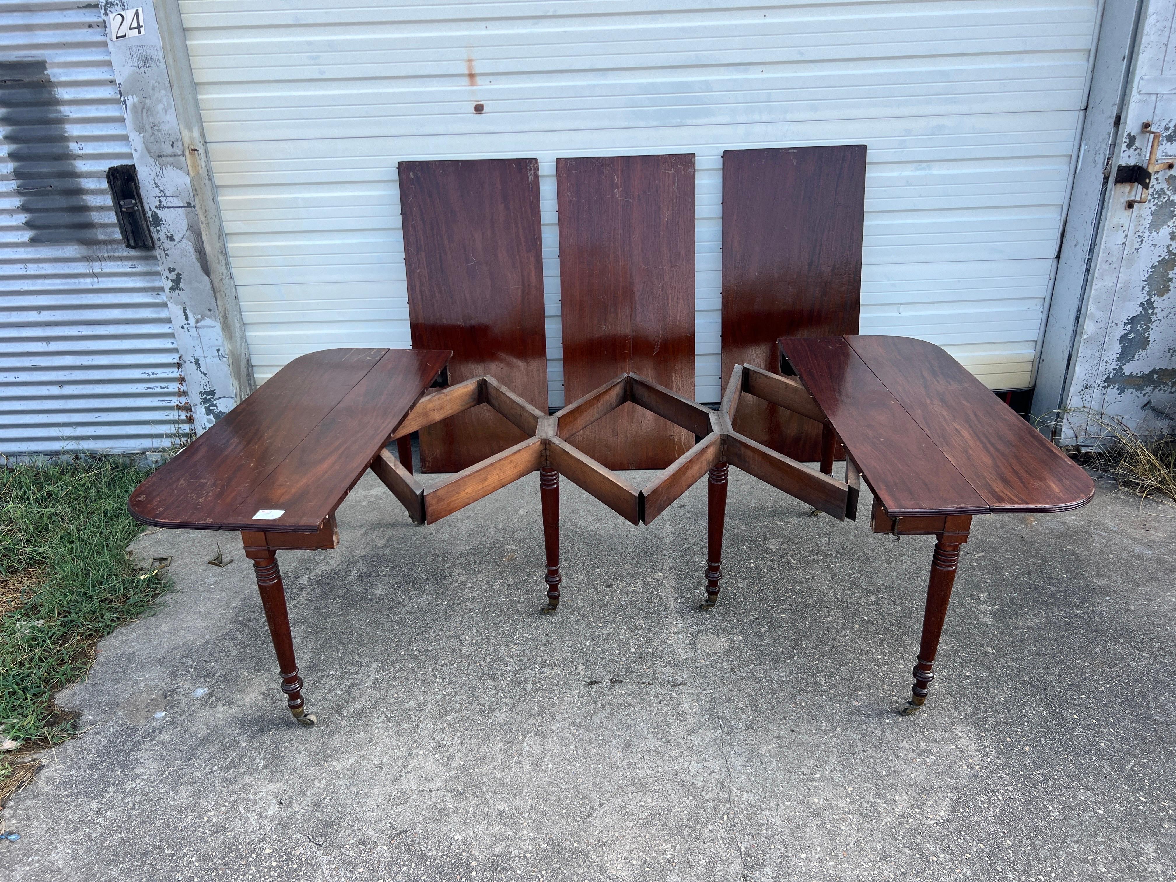 Acajou Table de salle à manger en acajou du Directoire français de la fin du XVIIIe siècle et du début du XIXe siècle en vente