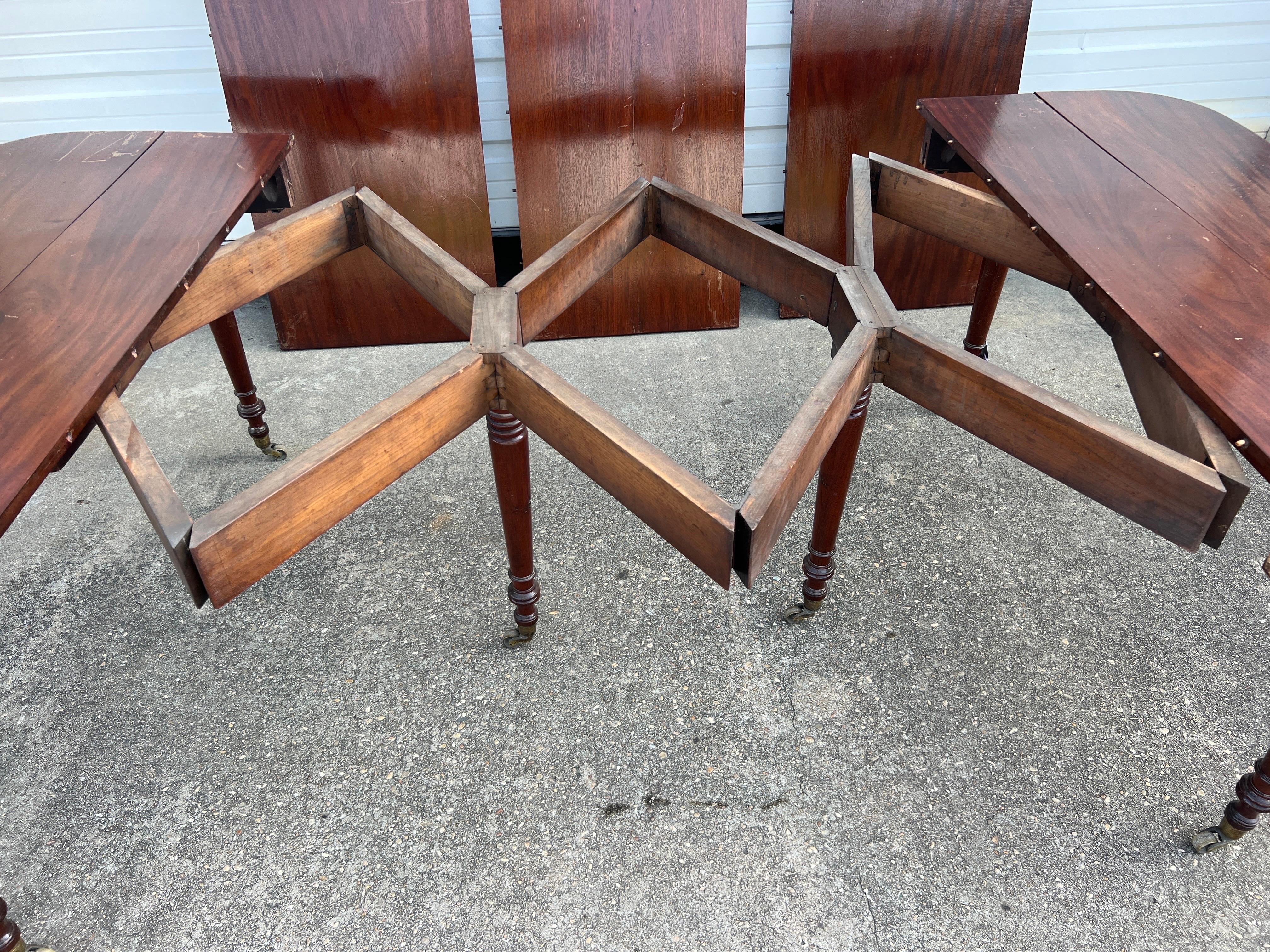 Table de salle à manger en acajou du Directoire français de la fin du XVIIIe siècle et du début du XIXe siècle en vente 1