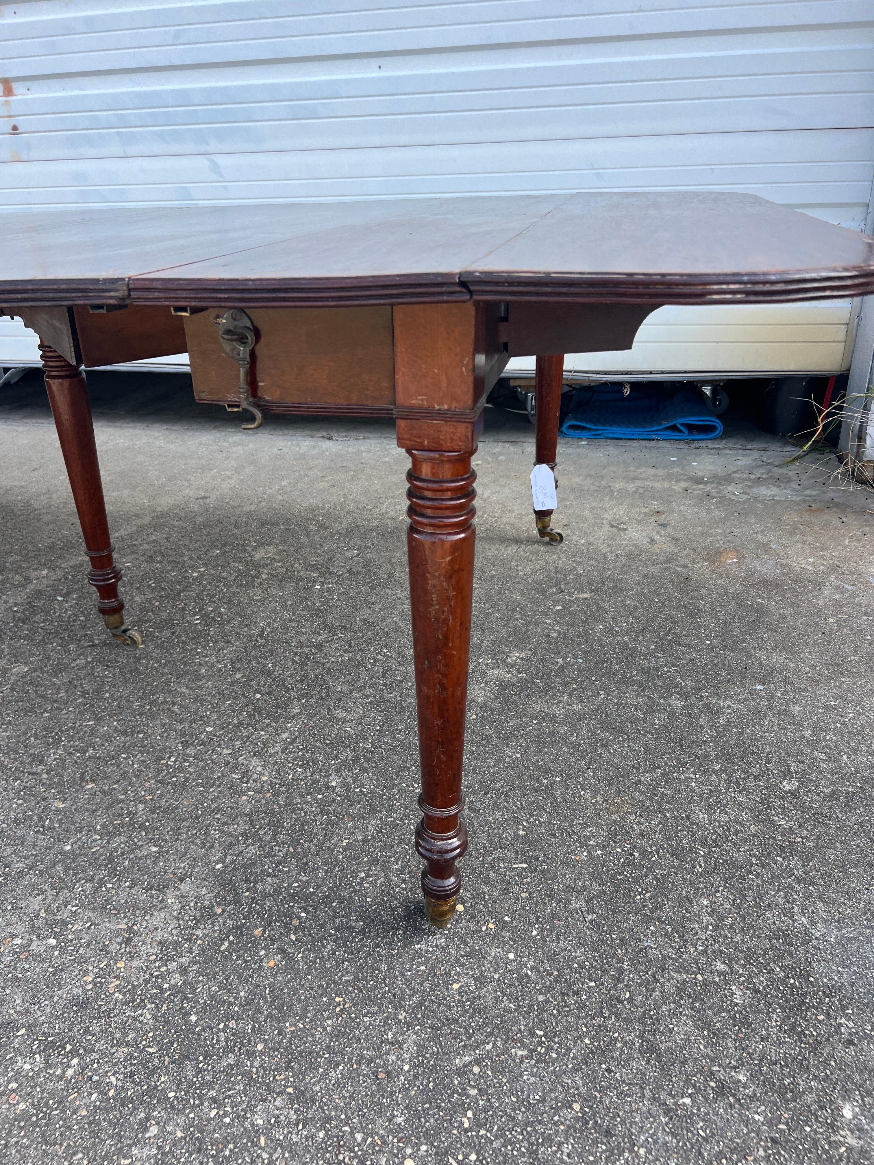 Table de salle à manger en acajou du Directoire français de la fin du XVIIIe siècle et du début du XIXe siècle en vente 3