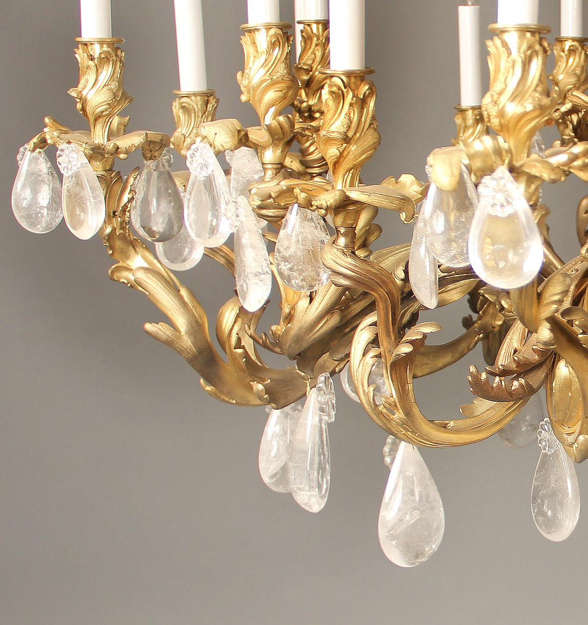 Lustre à dix-huit lumières en bronze doré et cristal de roche de la fin du XIXe siècle en vente 1