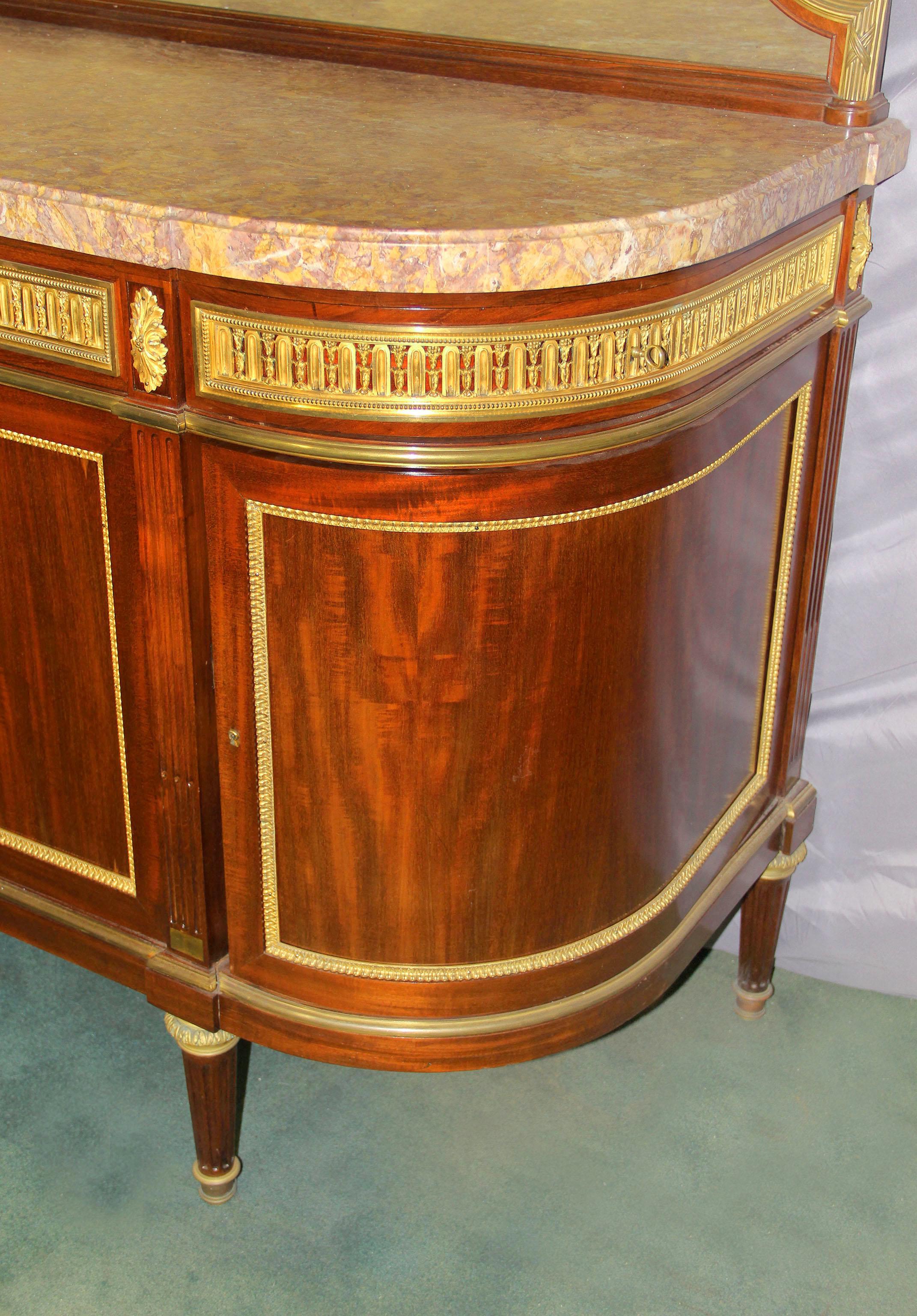 Raffinato buffet/server in stile Luigi XVI montato in bronzo dorato della fine del XIX secolo di François Linke

François Linke

Sormontato da un lungo e pesante piano in marmo che sovrasta tre cassetti centrali e due cassetti laterali arrotondati,