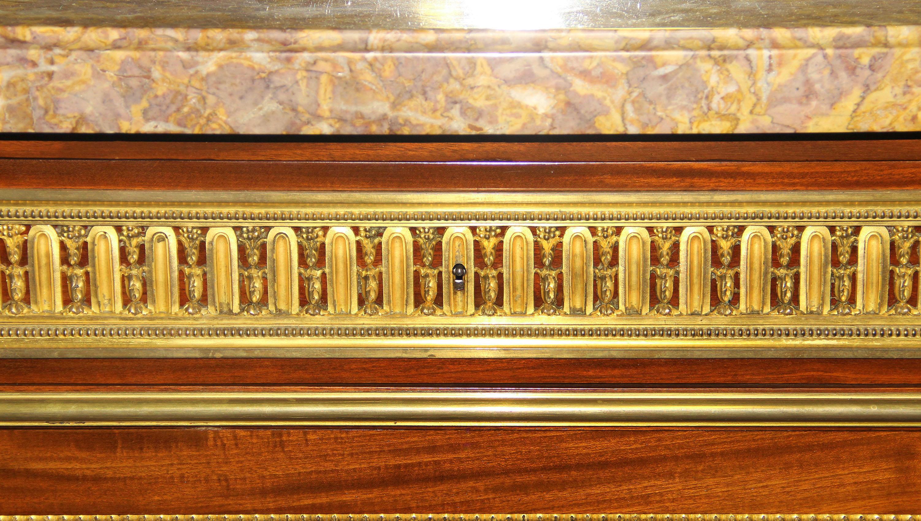 Dorato Raffinato buffet/server in bronzo dorato della fine del XIX secolo di François Linke in vendita
