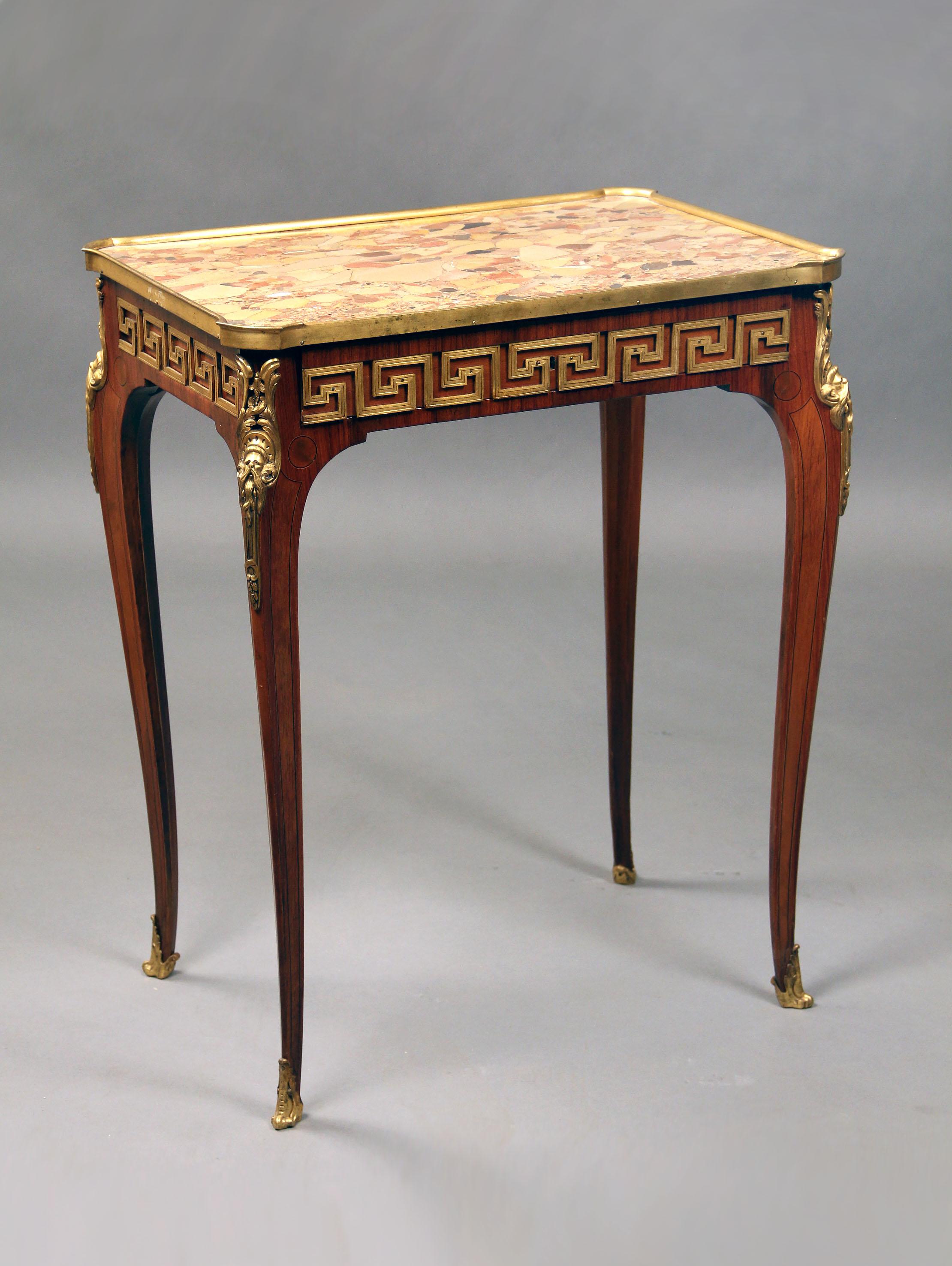 Table de lampe en bronze doré de la fin du XIXe siècle de style Louis XV par Paul Sormani

Paul Sormani

Porte à frise unique avec motif de clé grecque, plateau en marbre Brèche d'Alep dans une galerie en bronze.

Serrure impressionnée Sormani