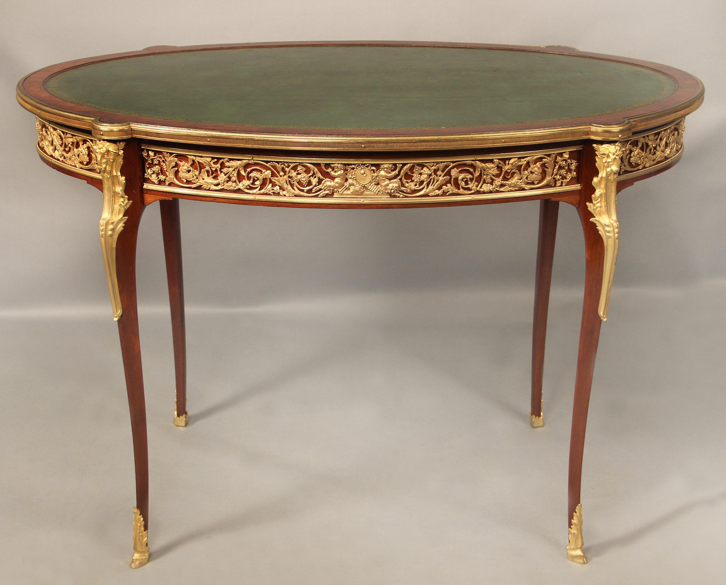 Belle Époque Table de style Louis XV de la fin du XIXe siècle, montée sur bronze doré en vente