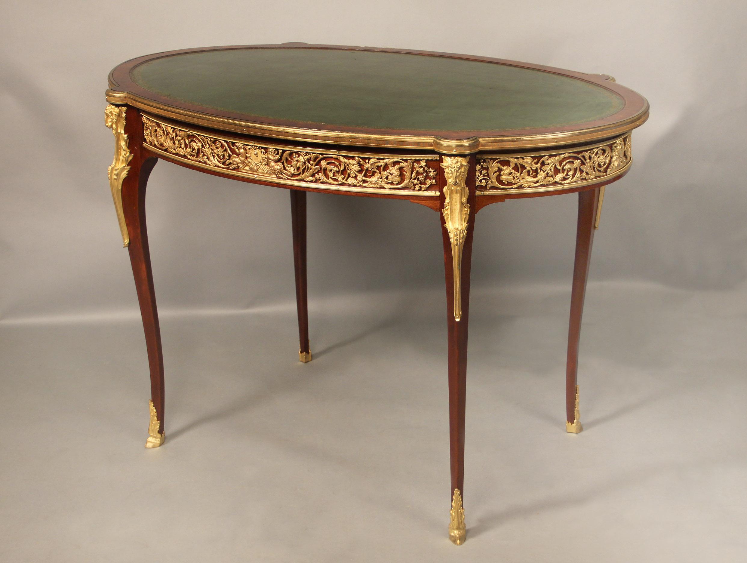 Fina mesa estilo Luis XV de finales del siglo XIX montada en bronce dorado