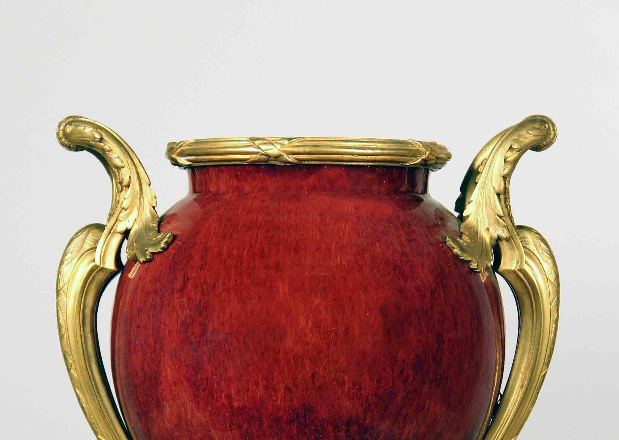 Belle Époque Centre de table en porcelaine Sang De Boeuf de la fin du 19e siècle monté sur bronze doré en vente