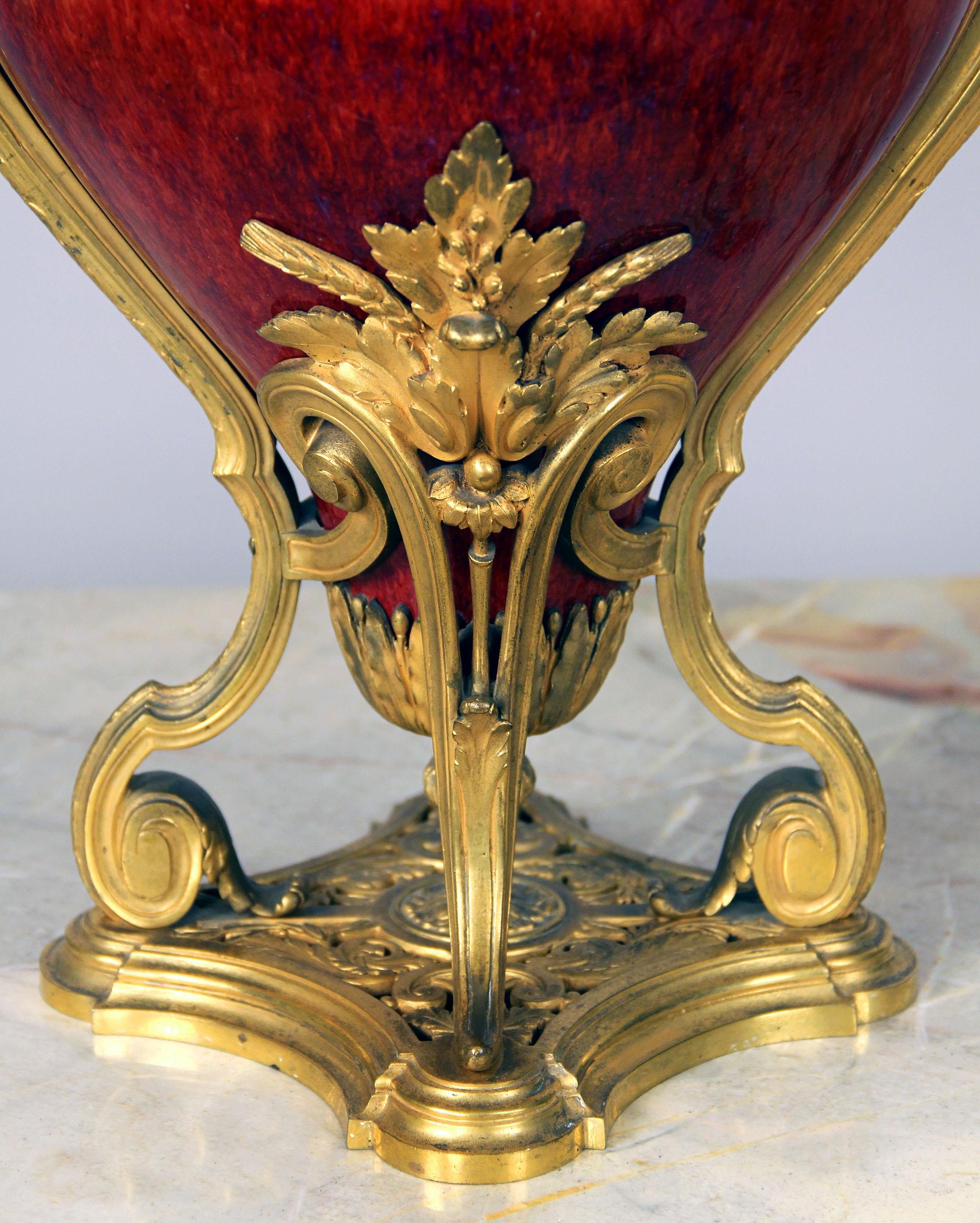 Doré Centre de table en porcelaine Sang De Boeuf de la fin du 19e siècle monté sur bronze doré en vente
