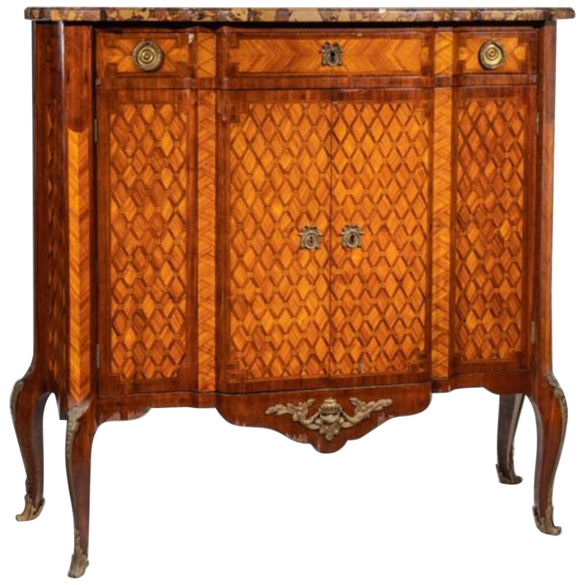 Grand meuble de rangement à dessus en marbre de la fin du 19ème siècle monté sur bronze doré en vente