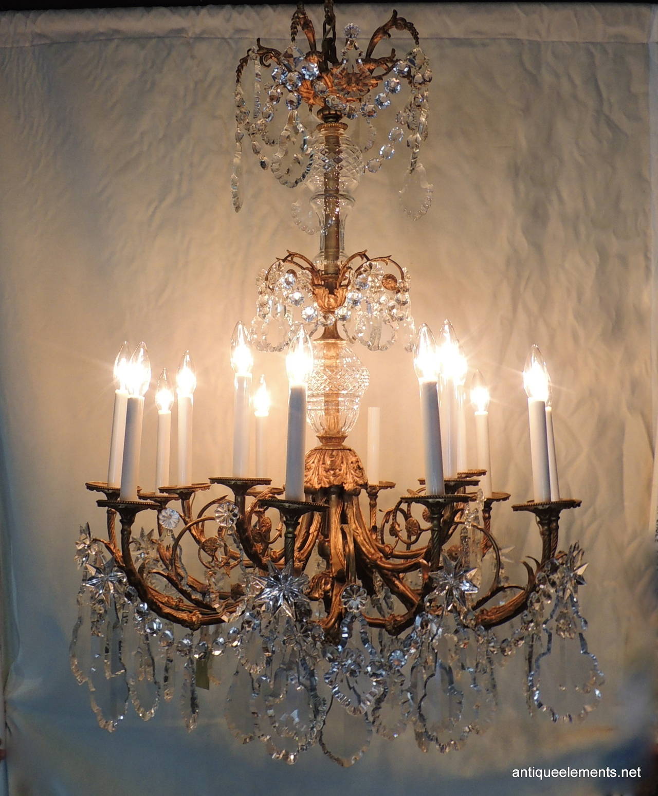 Belle Époque Grand lustre à quinze lumières en cristal de bronze doré rococo de la fin du XIXe siècle en vente
