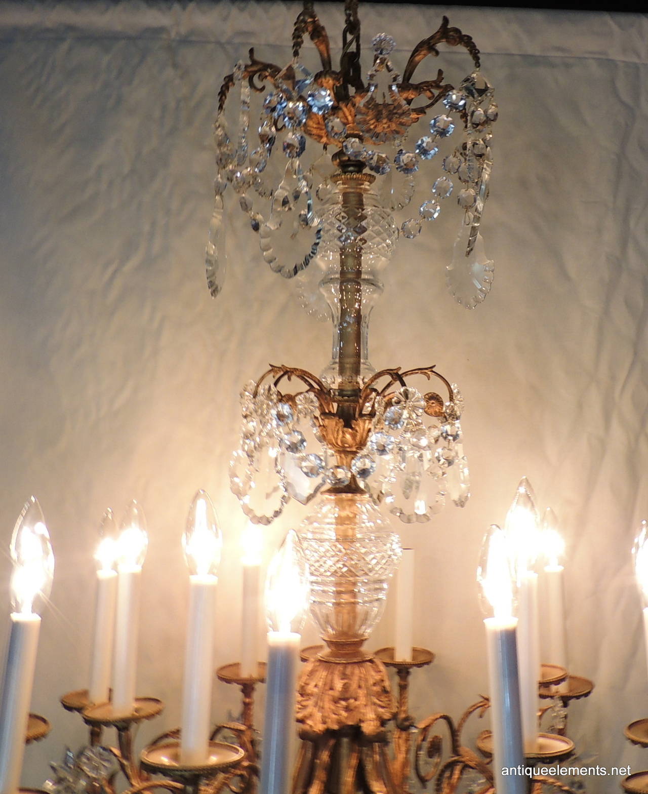 Français Grand lustre à quinze lumières en cristal de bronze doré rococo de la fin du XIXe siècle en vente