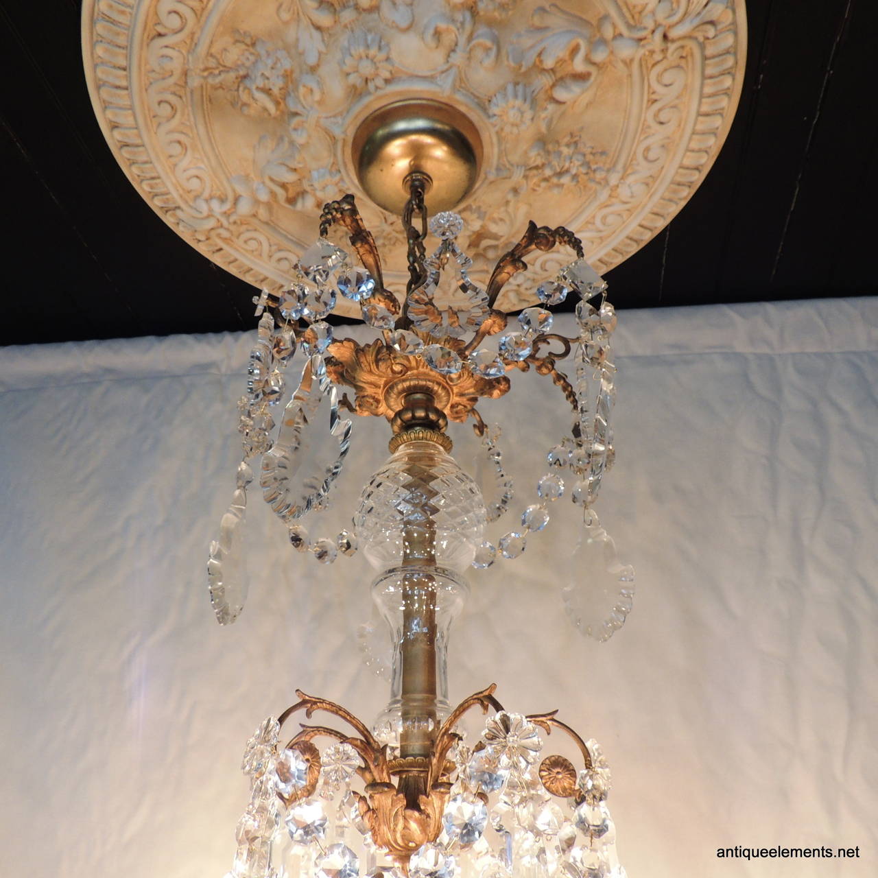 Facetté Grand lustre à quinze lumières en cristal de bronze doré rococo de la fin du XIXe siècle en vente