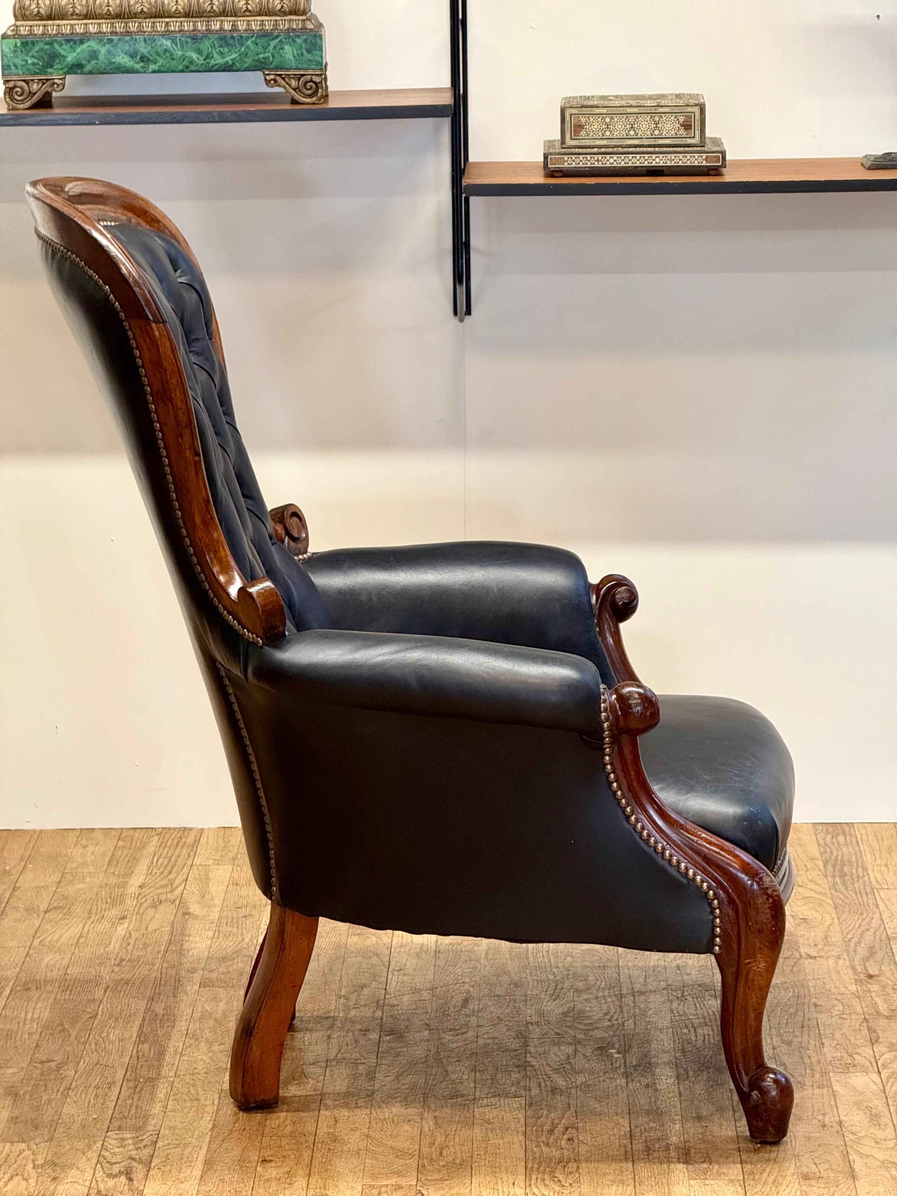 Fine Late 19th Century Victorian Show Framed Black Leather Gentleman's Armchair For Sale 5
