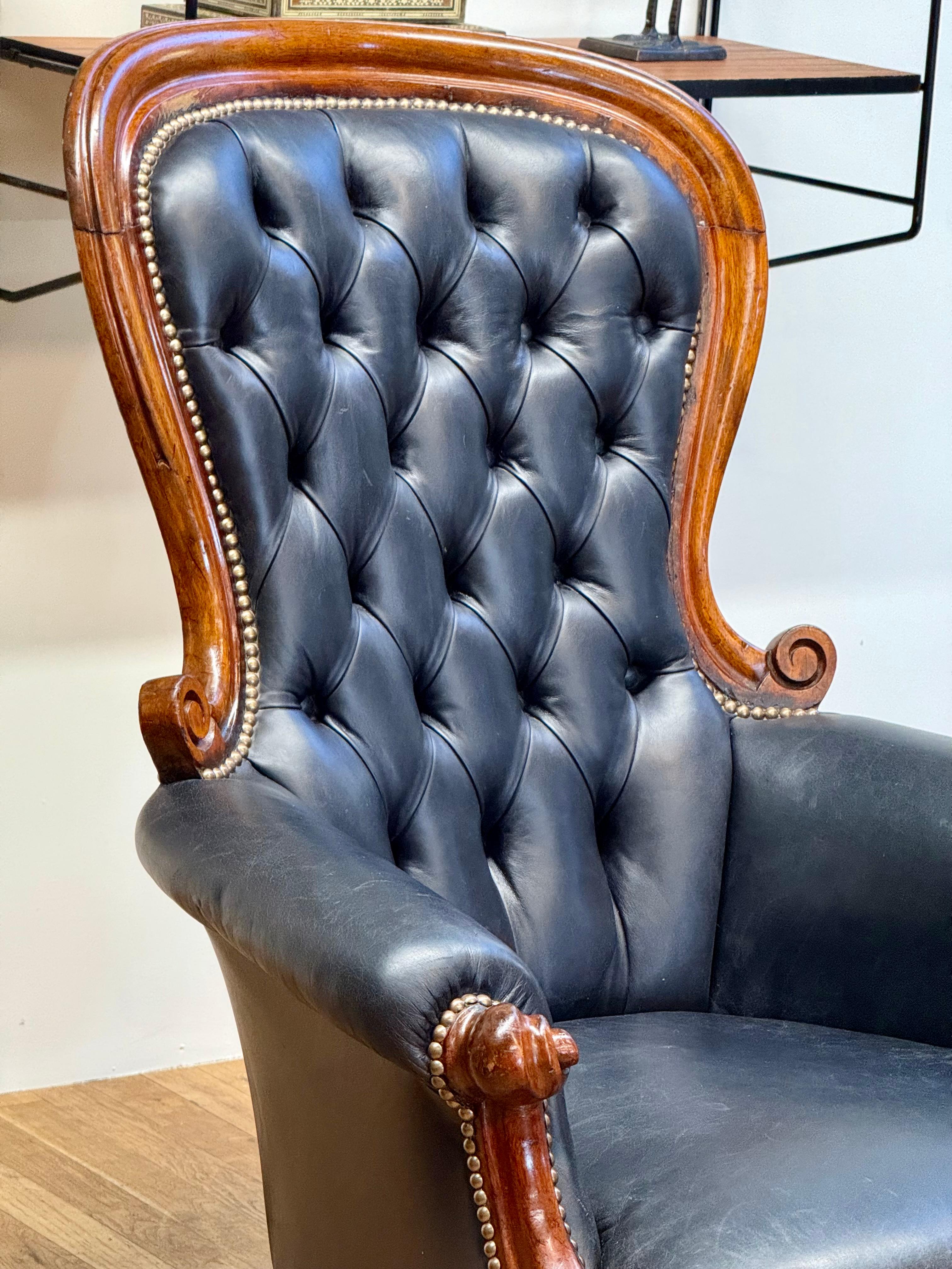 Fine Late 19th Century Victorian Show Framed Black Leather Gentleman's Armchair For Sale 11
