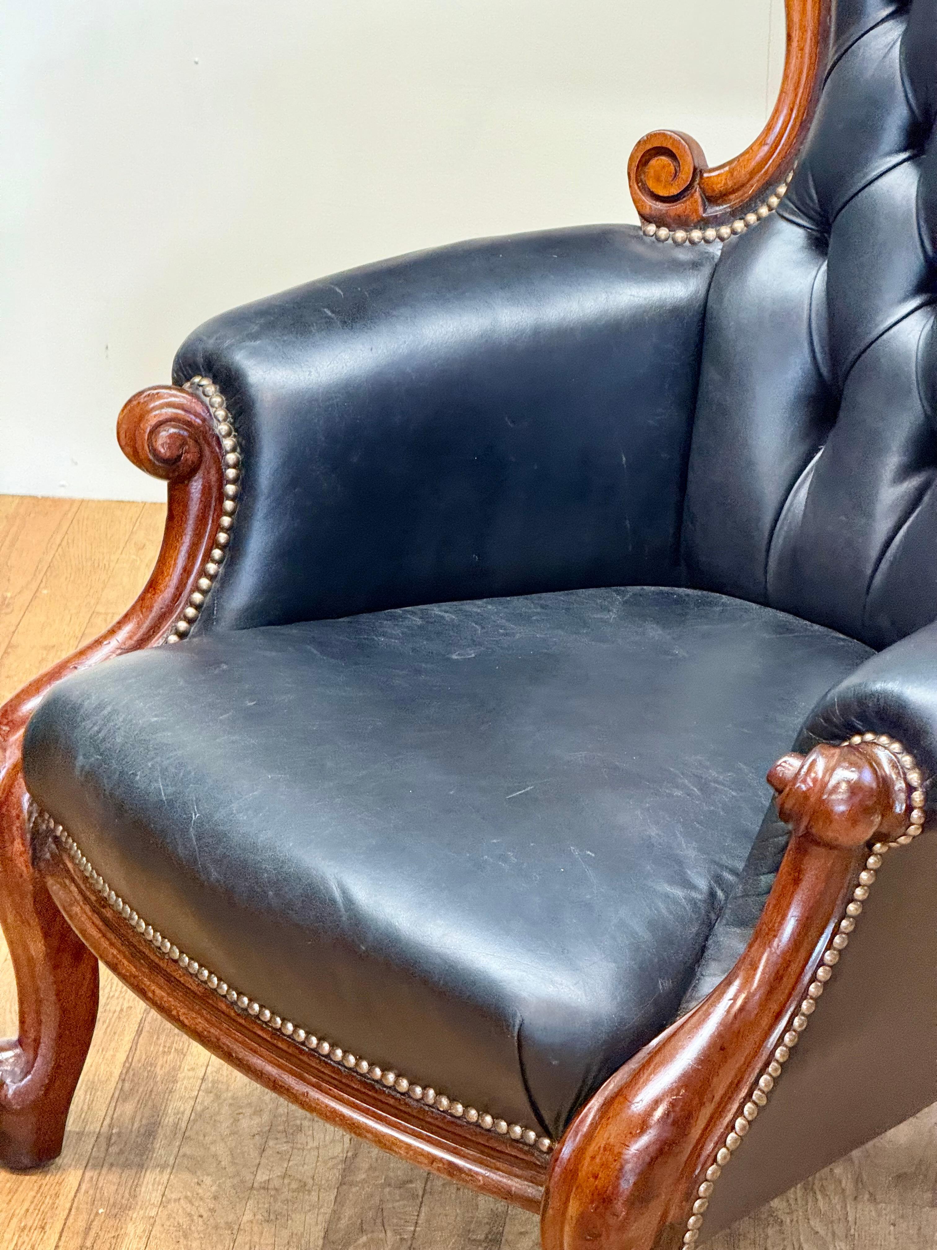 Fine Late 19th Century Victorian Show Framed Black Leather Gentleman's Armchair In Good Condition For Sale In Tonbridge, Kent