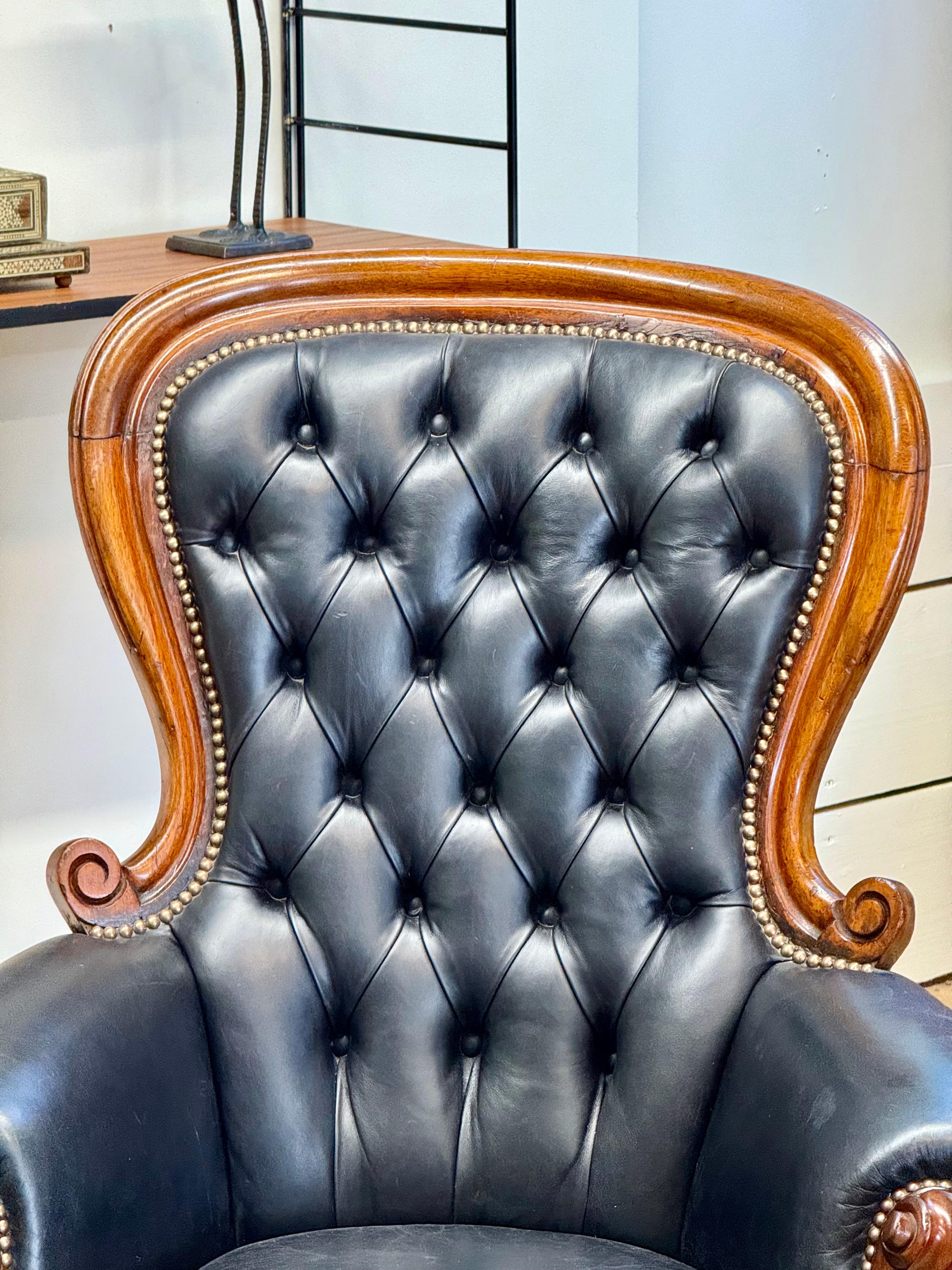 Fine Late 19th Century Victorian Show Framed Black Leather Gentleman's Armchair For Sale 1