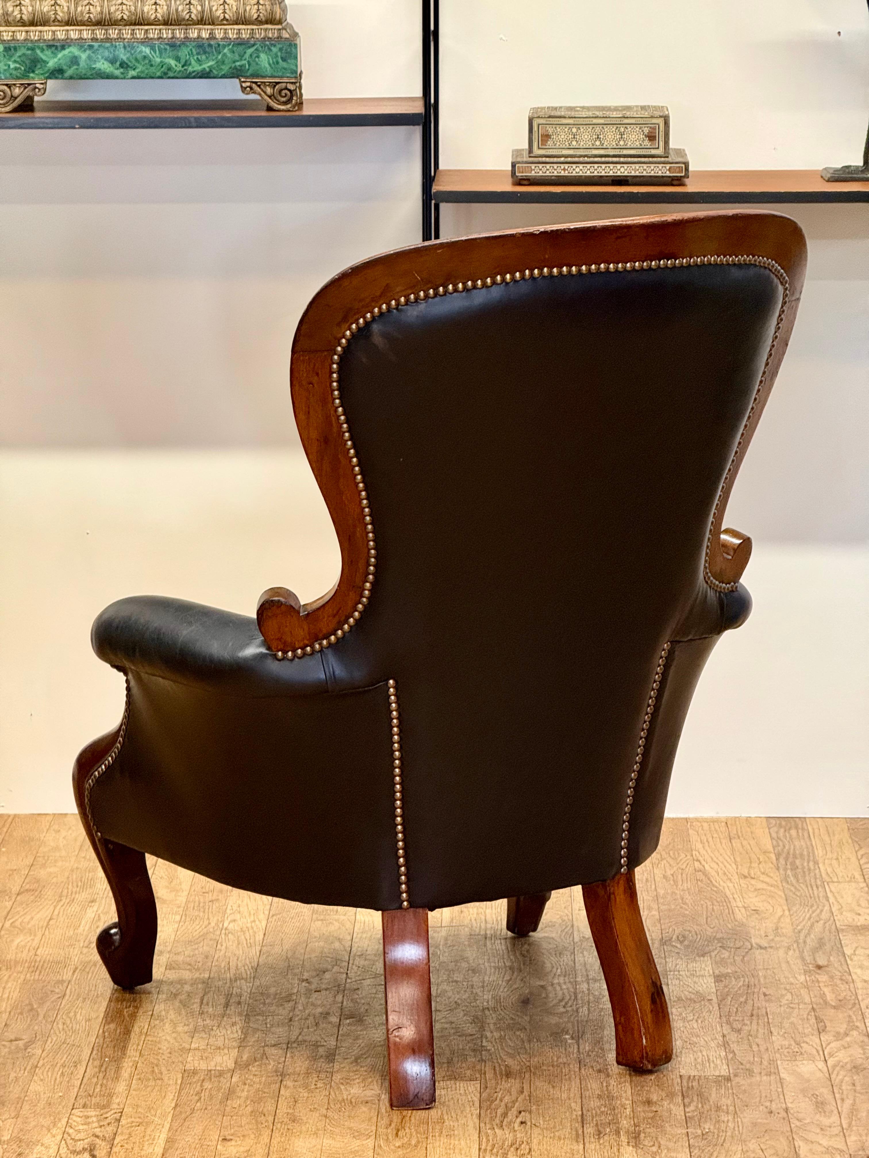 Fine Late 19th Century Victorian Show Framed Black Leather Gentleman's Armchair For Sale 3