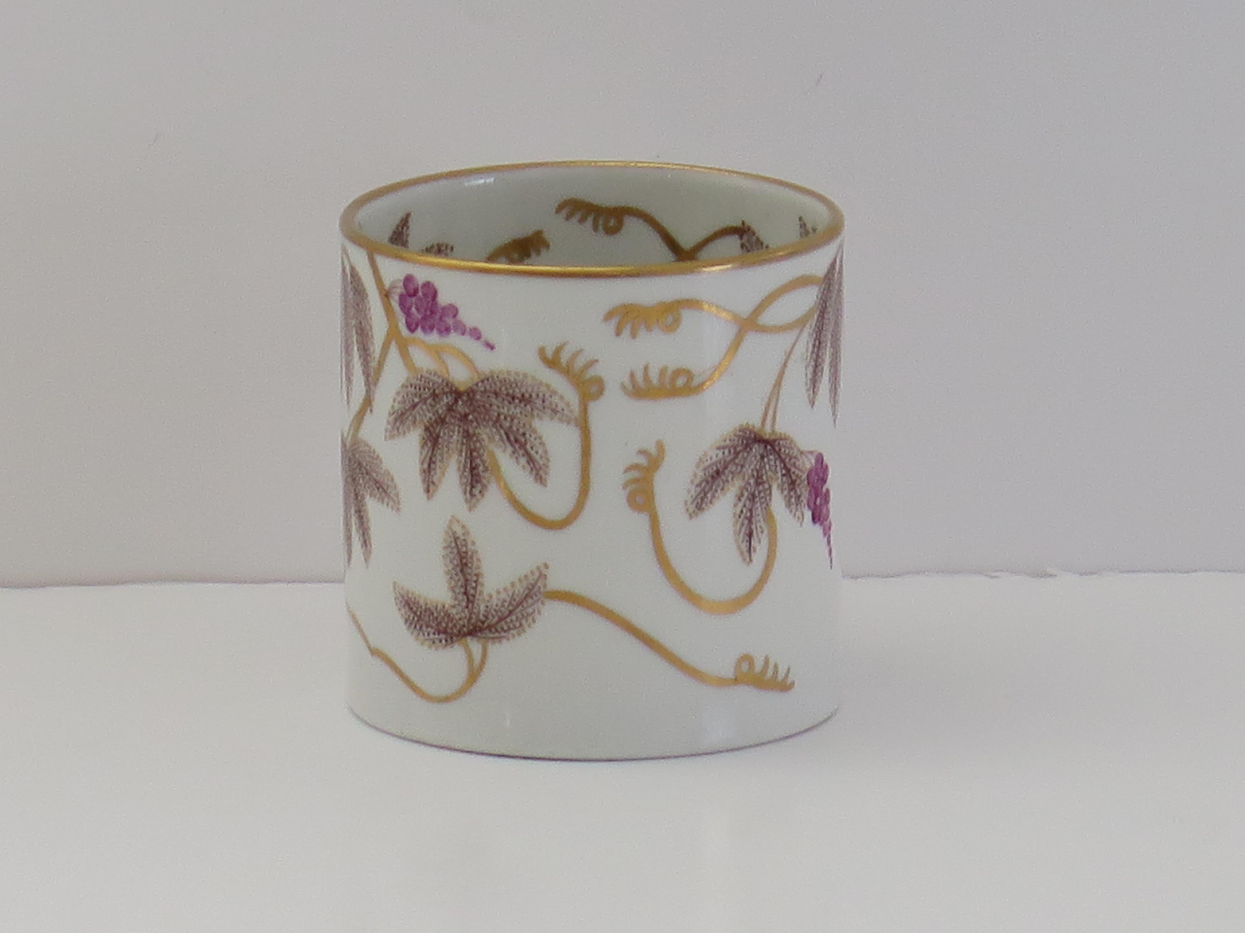 Fine Late Georgian English hand painted Coalport Porcelain Coffee Can, Ca 1805 In Good Condition For Sale In Lincoln, Lincolnshire