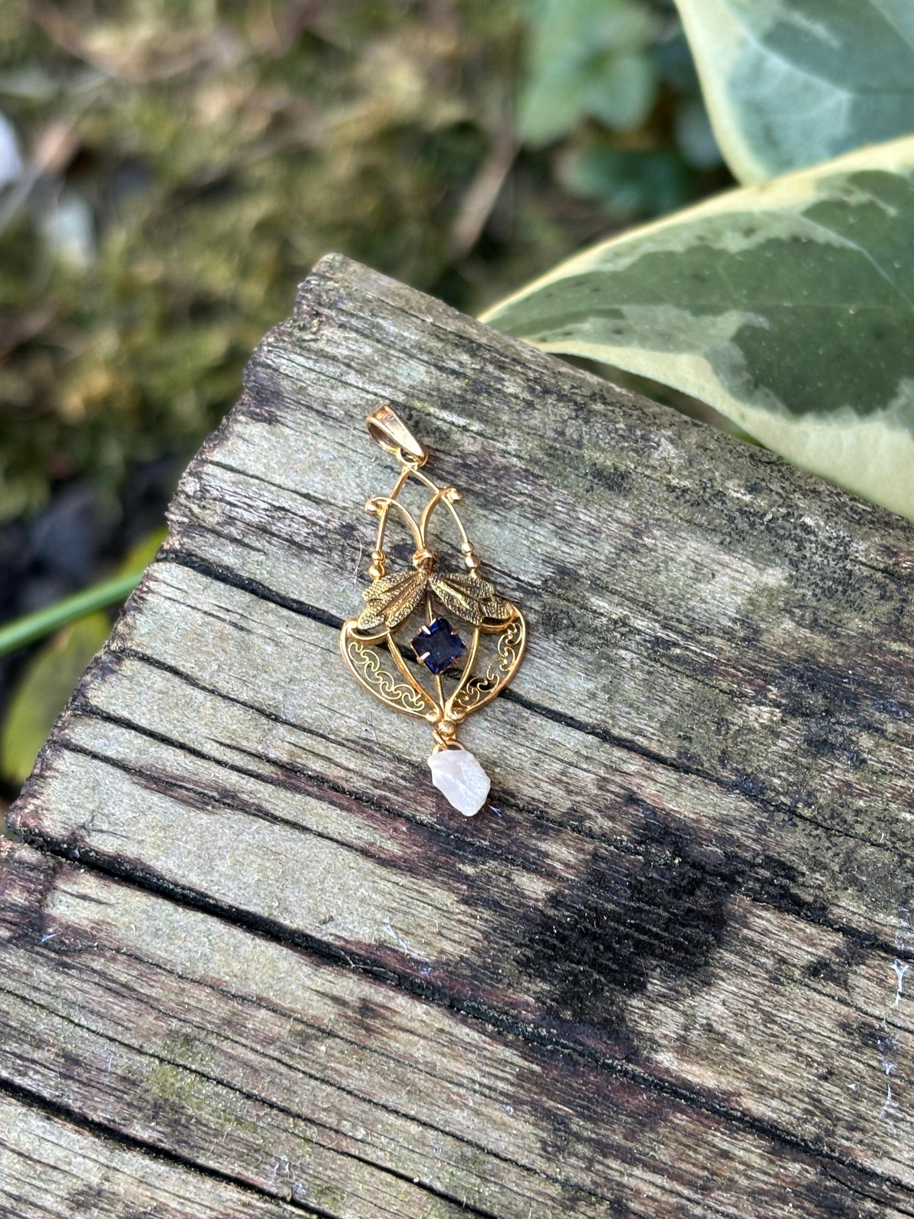 Quadrato Ciondolo per collana di perle con zaffiro blu taglio quadrato in oro giallo 10 carati in vendita