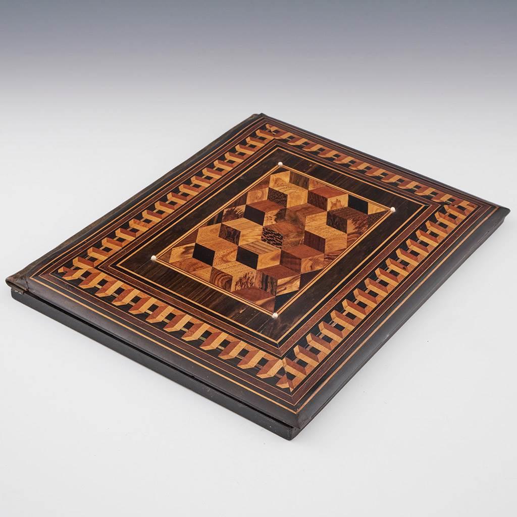 Überschrift : Ein feines in Leder gebundenes Tunbridge Ware Löschbuch
Datum : um 1855
Zeitraum : Viktorianisch
Herkunft: Tunbridge Wells
Dekoration : Eine Platte mit isometrischen Würfeln auf der gepolsterten Vorderseite, eingefasst von einer