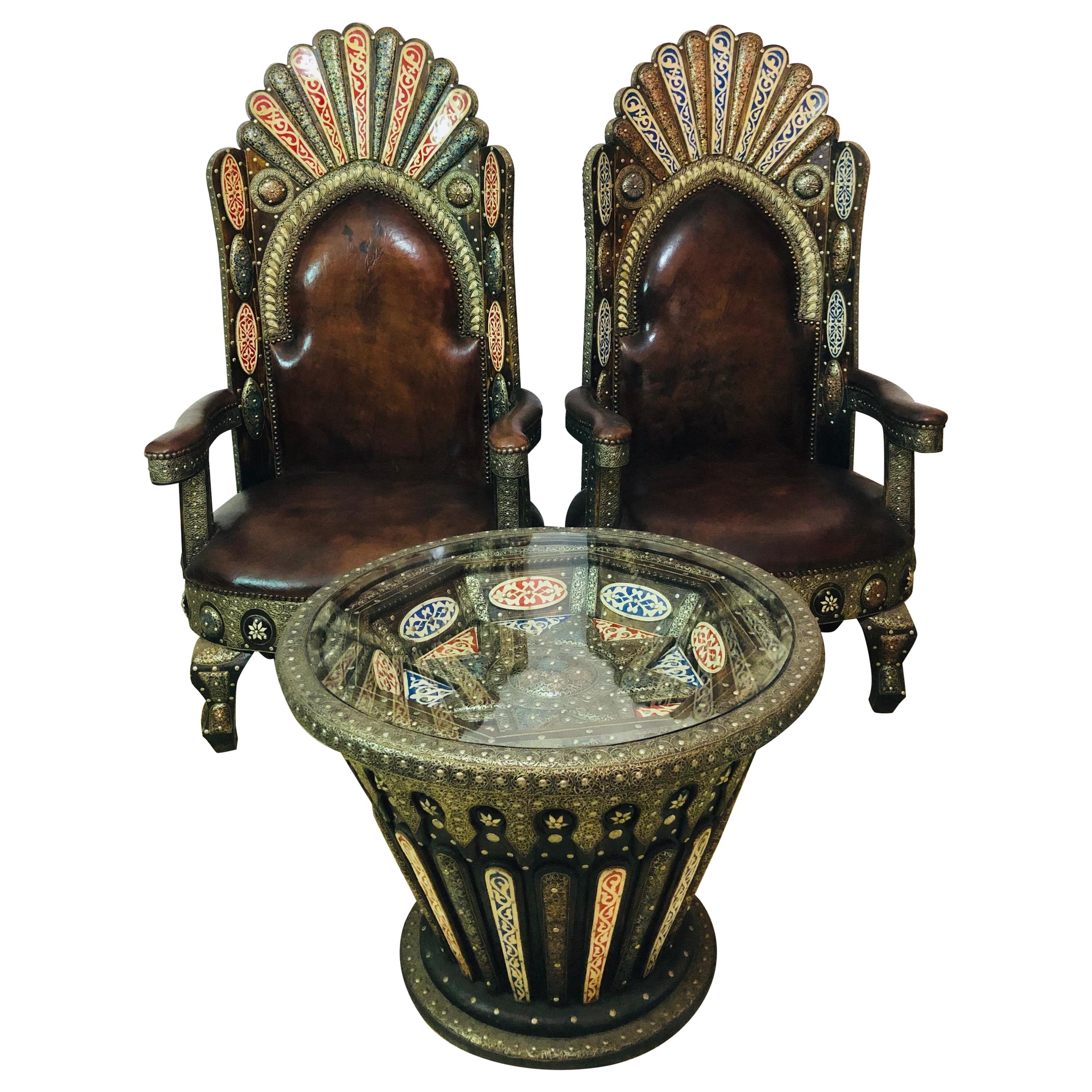 Hollywood Regency Königlicher Stil Handgefertigt  Feines Leder Paar Stühle und Tisch  im Angebot