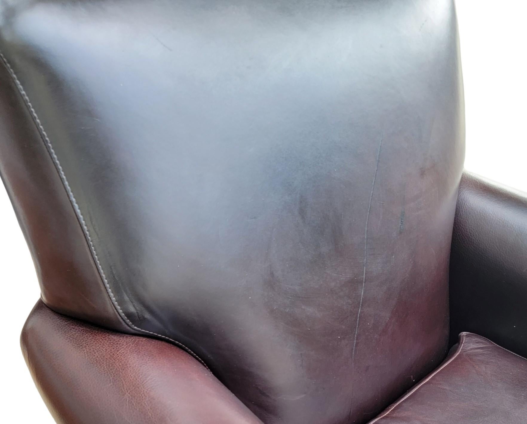 Fauteuil club en cuir nouvellement rembourré en cuir italien épais de qualité supérieure. Ce fauteuil club en cuir super confortable est en parfait état et n'a jamais été utilisé.