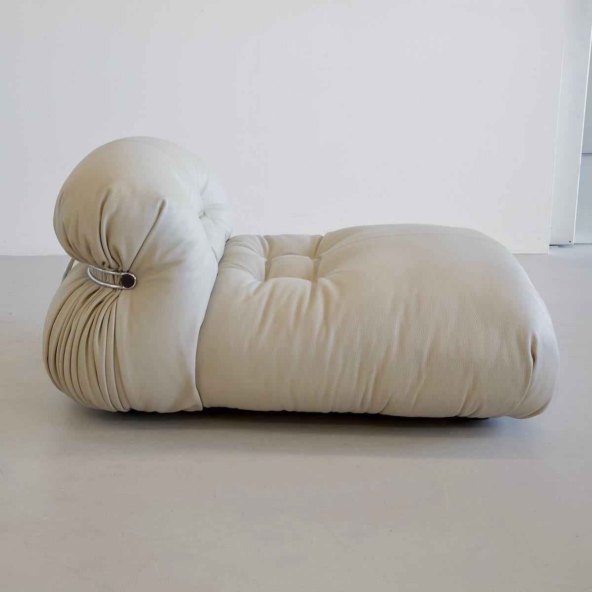 Réédition originale Soriana Chaiselongue, créée par le duo de designers en 1969 et rééditée en 2021 par Cassina. Grâce à un cadre chromé et aux nouvelles techniques de formage de la mousse de polyuréthane, la chaise ne nécessite aucun support
