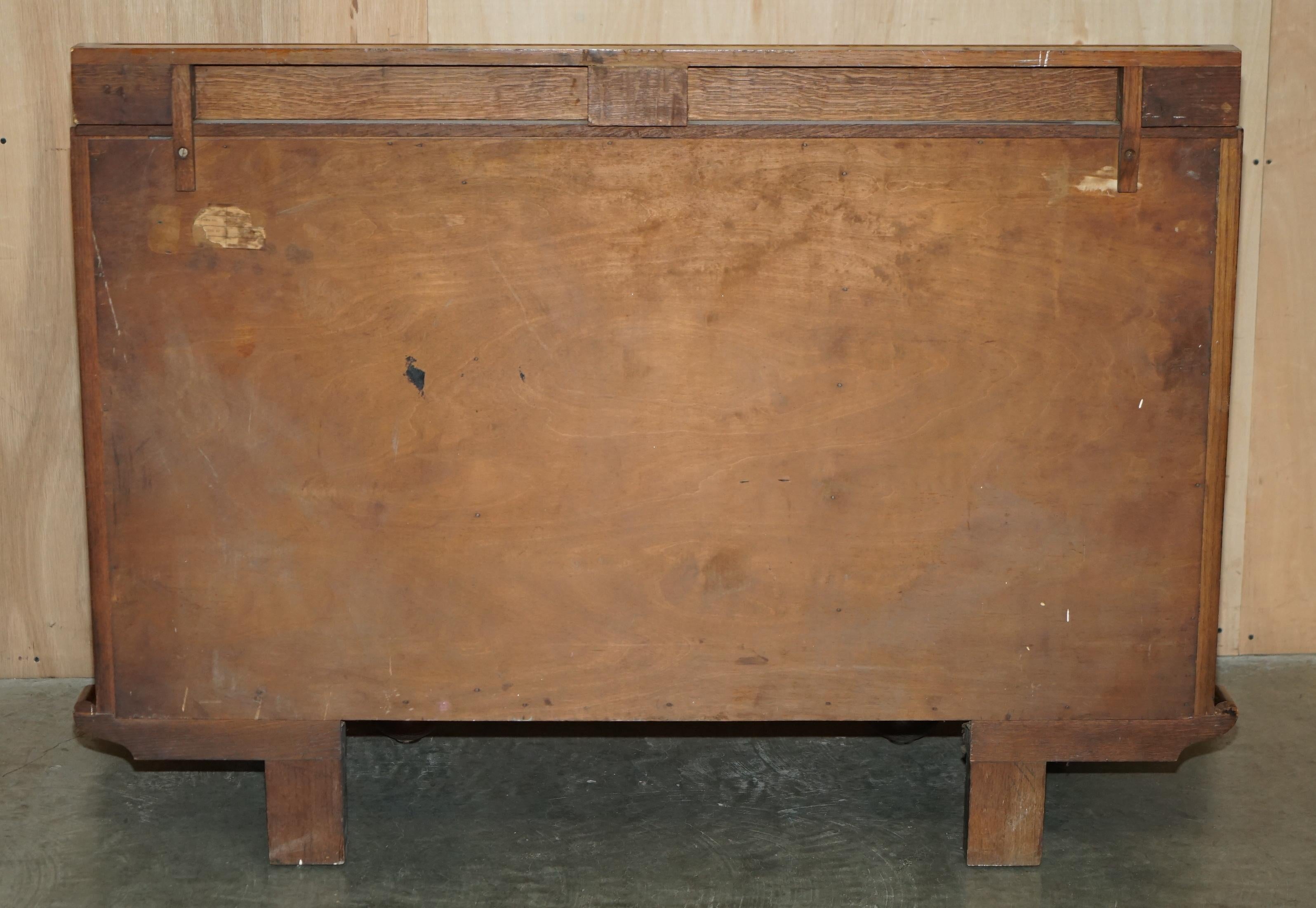 FINE LIBERTY'S COTSWOLD ART DECO OAK CARVED SiDEBOARD CIRCA 1920 PART OF A SUITE im Angebot 8