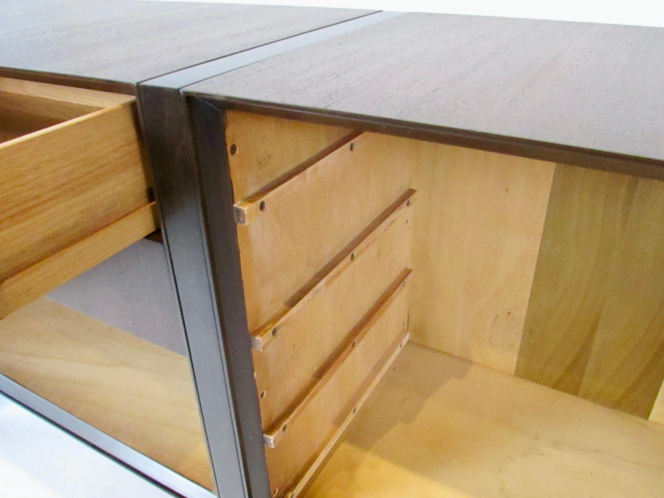Elegante comò lungo e basso a dodici cassetti della collezione personalizzata Directional Furniture in vendita 1