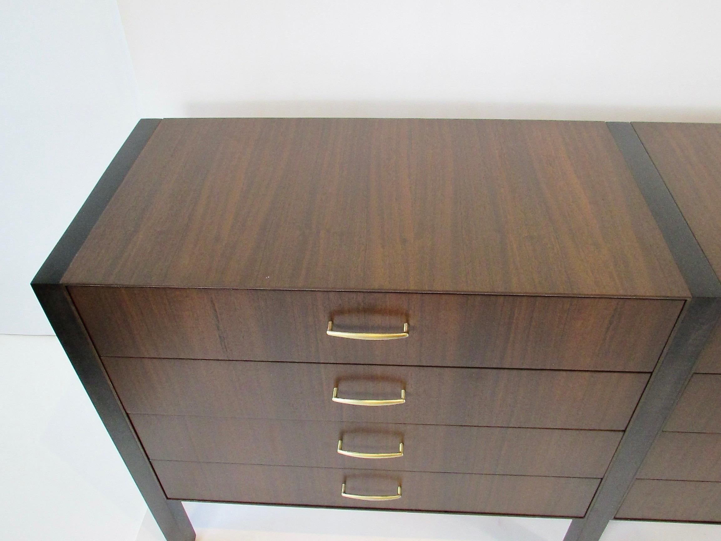 Elegante comò lungo e basso a dodici cassetti della collezione personalizzata Directional Furniture in vendita 3