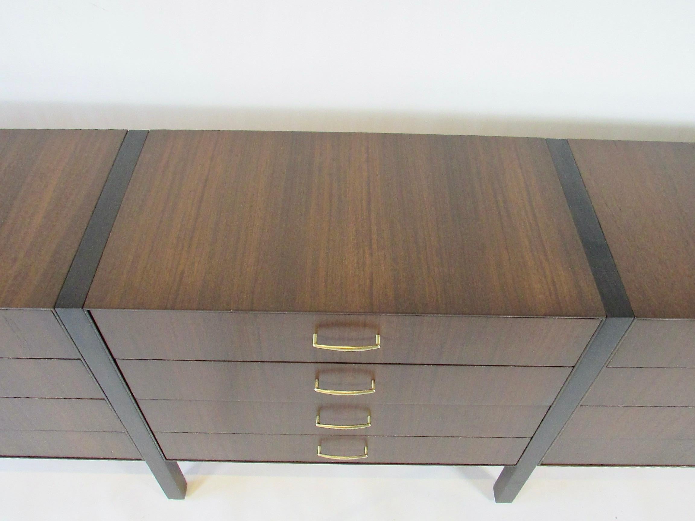 Elegante comò lungo e basso a dodici cassetti della collezione personalizzata Directional Furniture in vendita 4