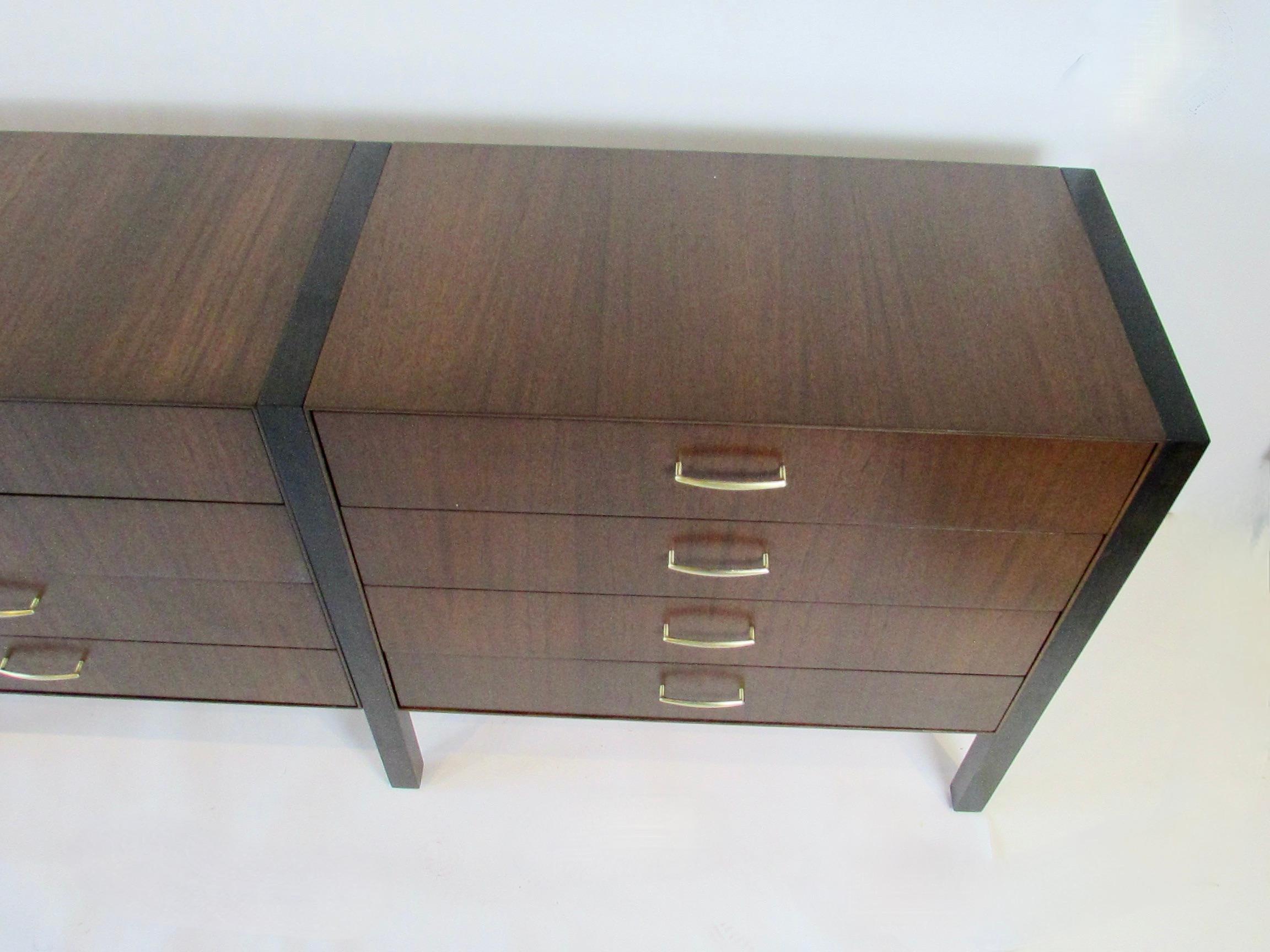 Elegante comò lungo e basso a dodici cassetti della collezione personalizzata Directional Furniture in vendita 5