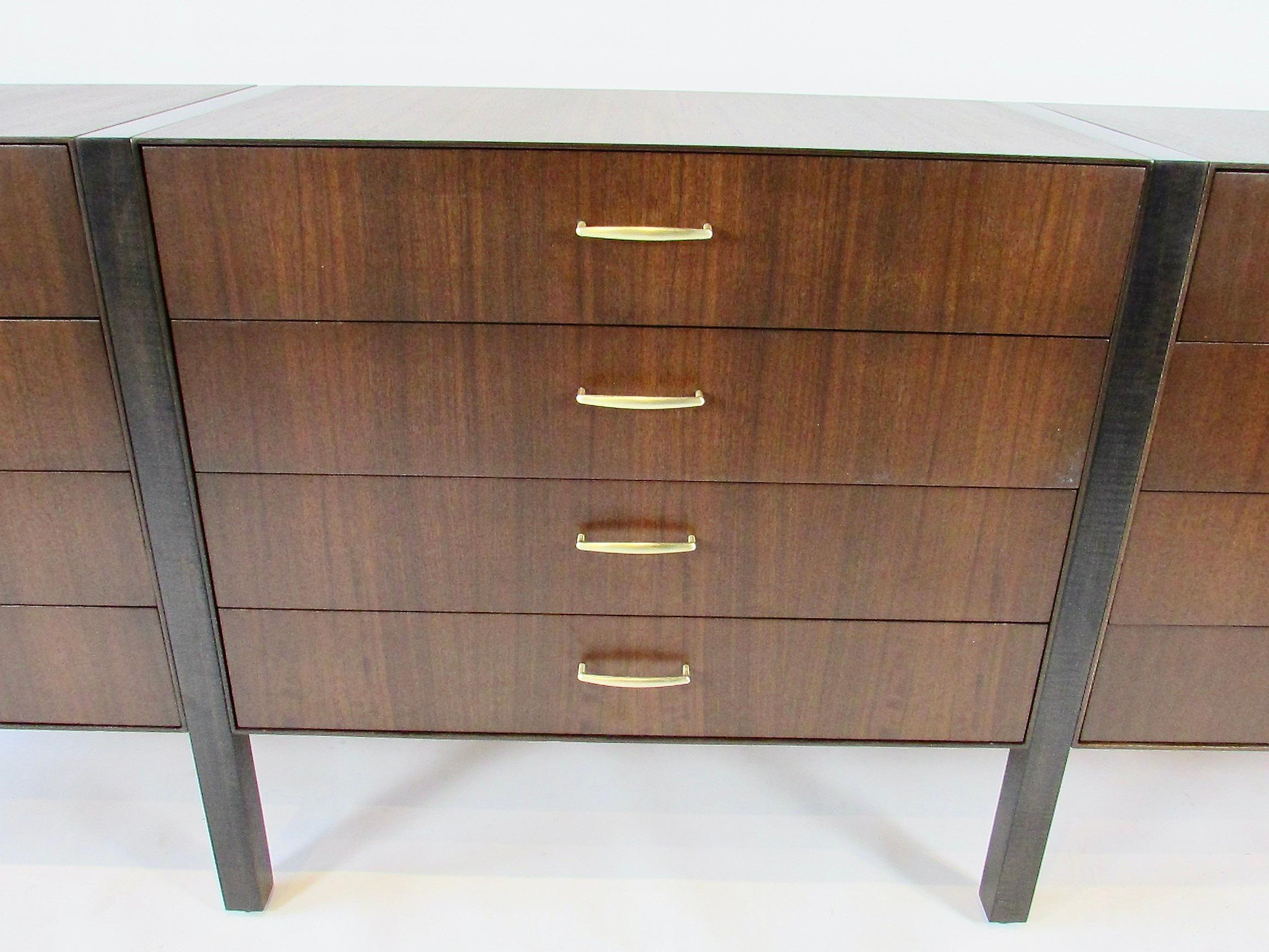 Elegante comò lungo e basso a dodici cassetti della collezione personalizzata Directional Furniture in vendita 7