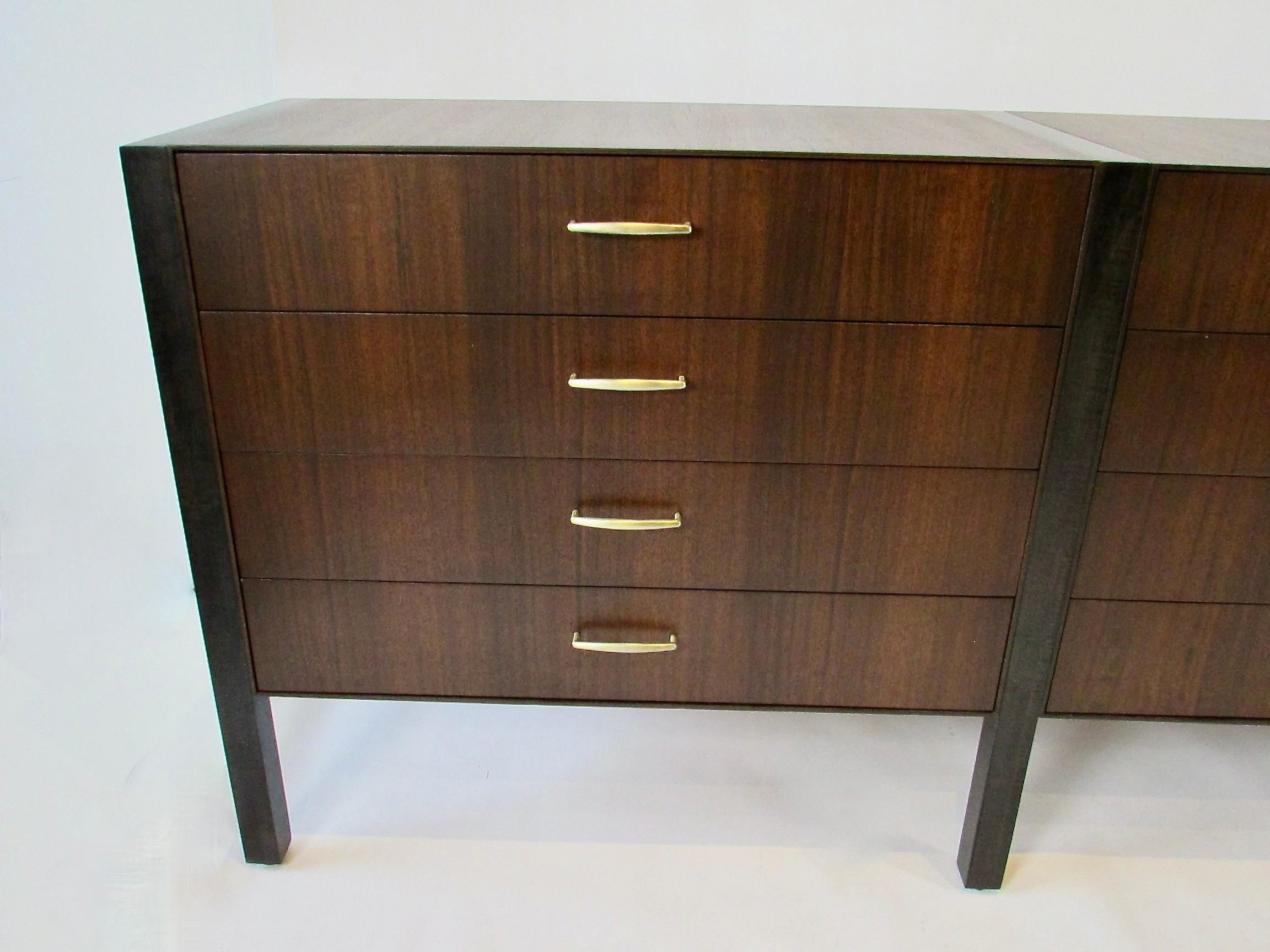 Elegante comò lungo e basso a dodici cassetti della collezione personalizzata Directional Furniture in vendita 8