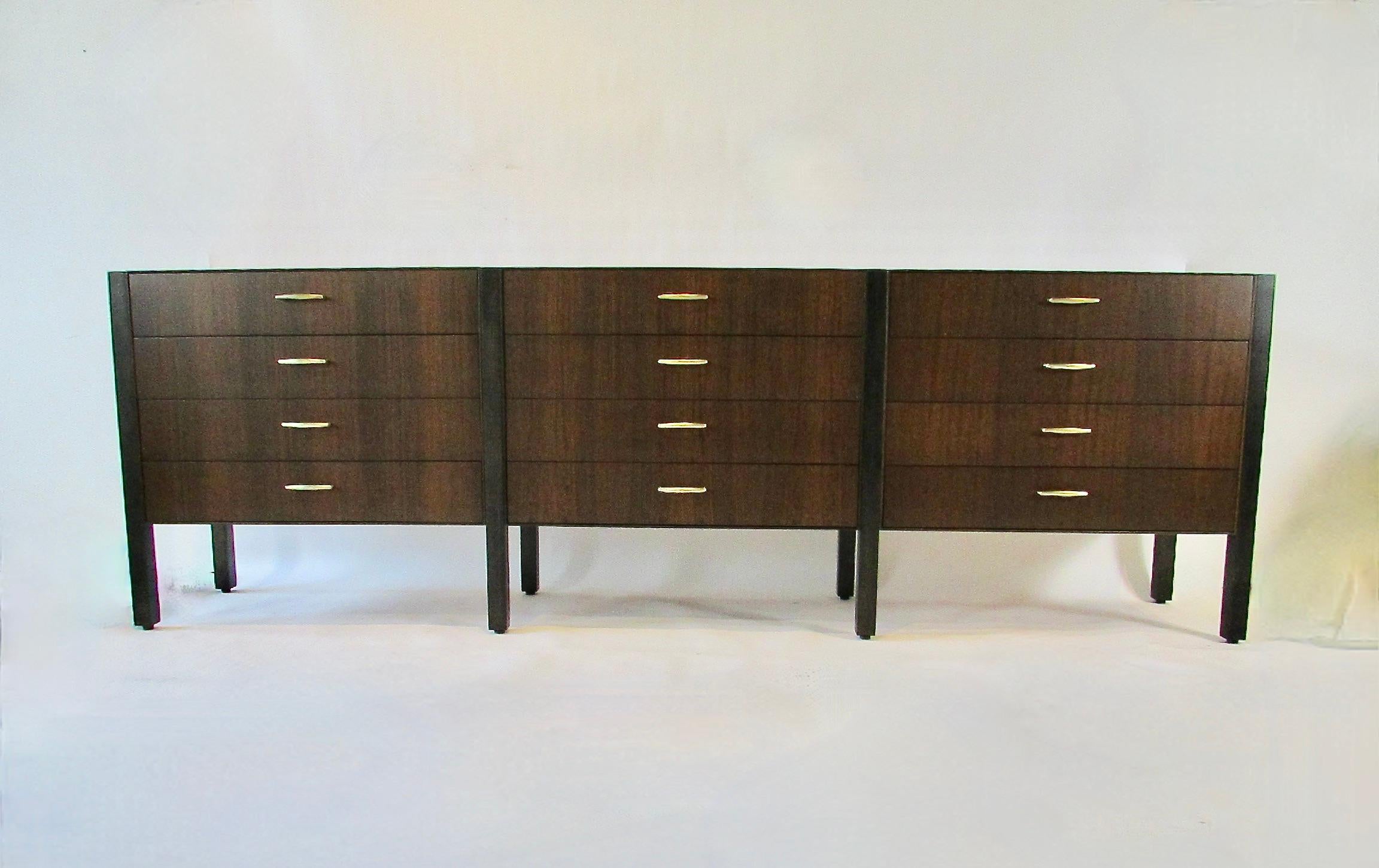 Elegante comò lungo e basso a dodici cassetti della collezione personalizzata Directional Furniture in vendita 10