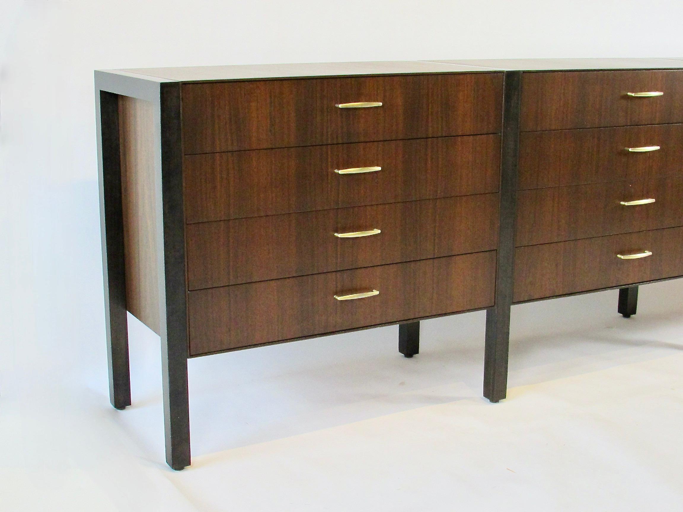 Mid-Century moderno Elegante comò lungo e basso a dodici cassetti della collezione personalizzata Directional Furniture in vendita