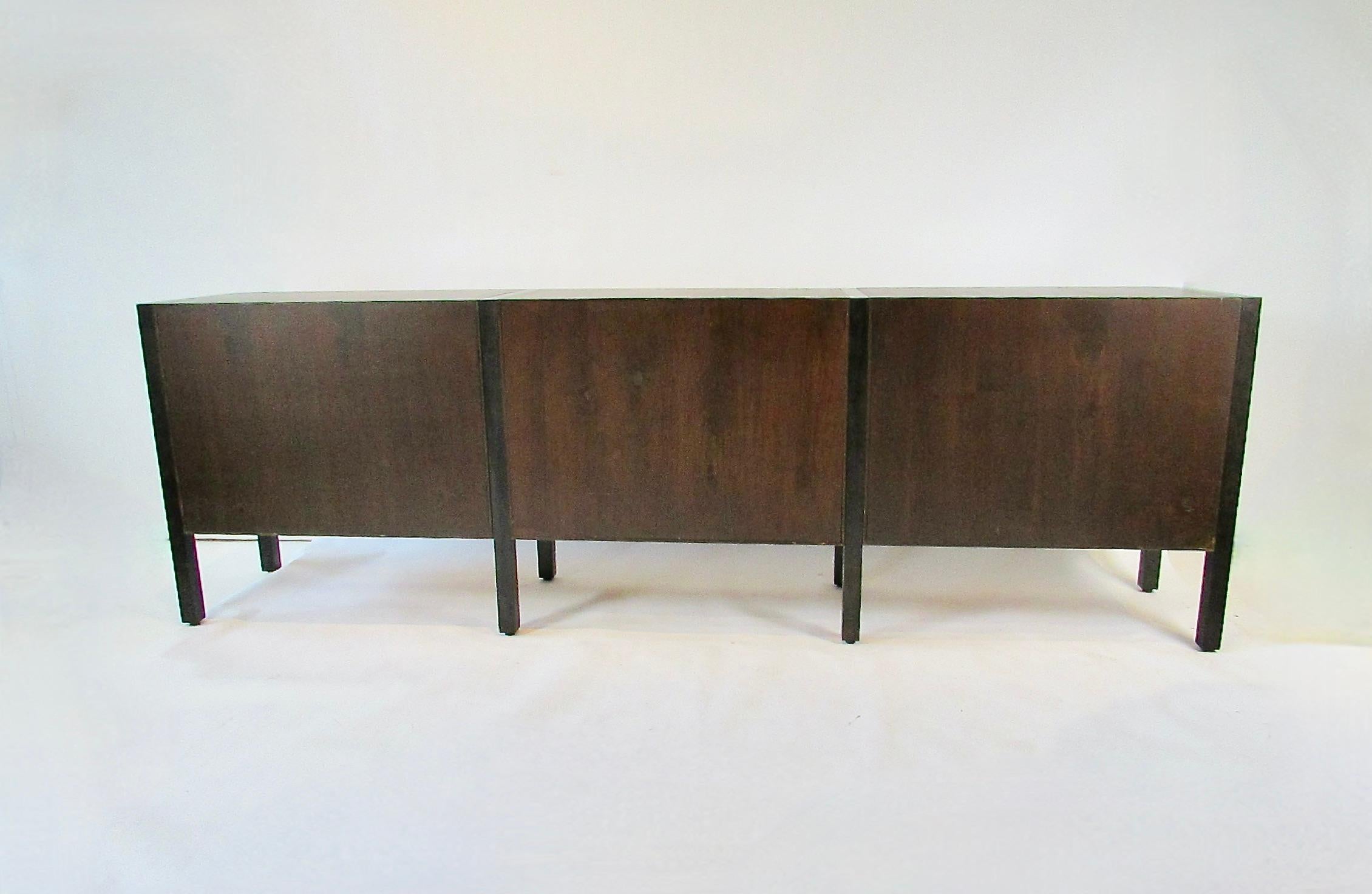 Ebanizzato Elegante comò lungo e basso a dodici cassetti della collezione personalizzata Directional Furniture in vendita