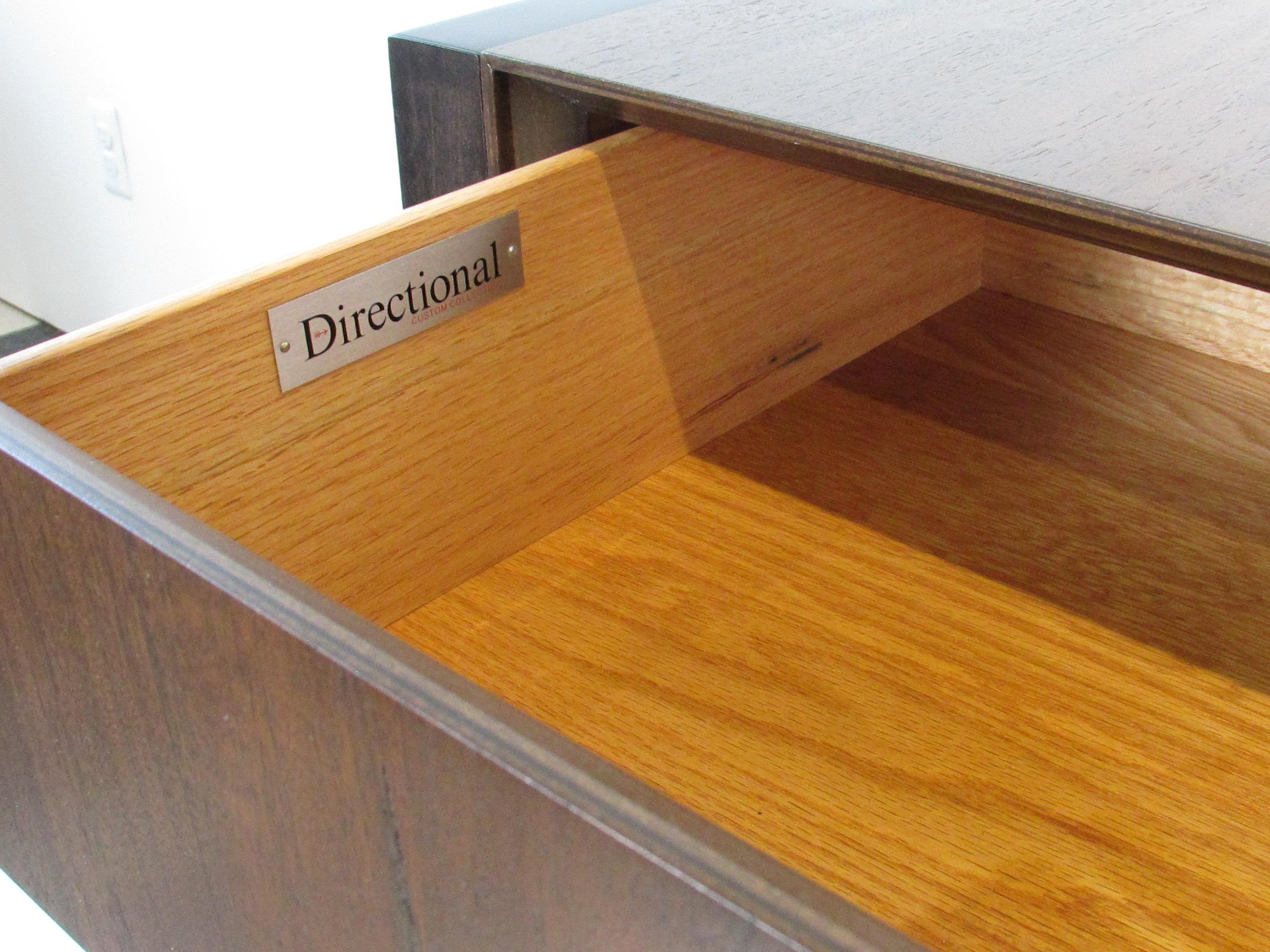 XX secolo Elegante comò lungo e basso a dodici cassetti della collezione personalizzata Directional Furniture in vendita