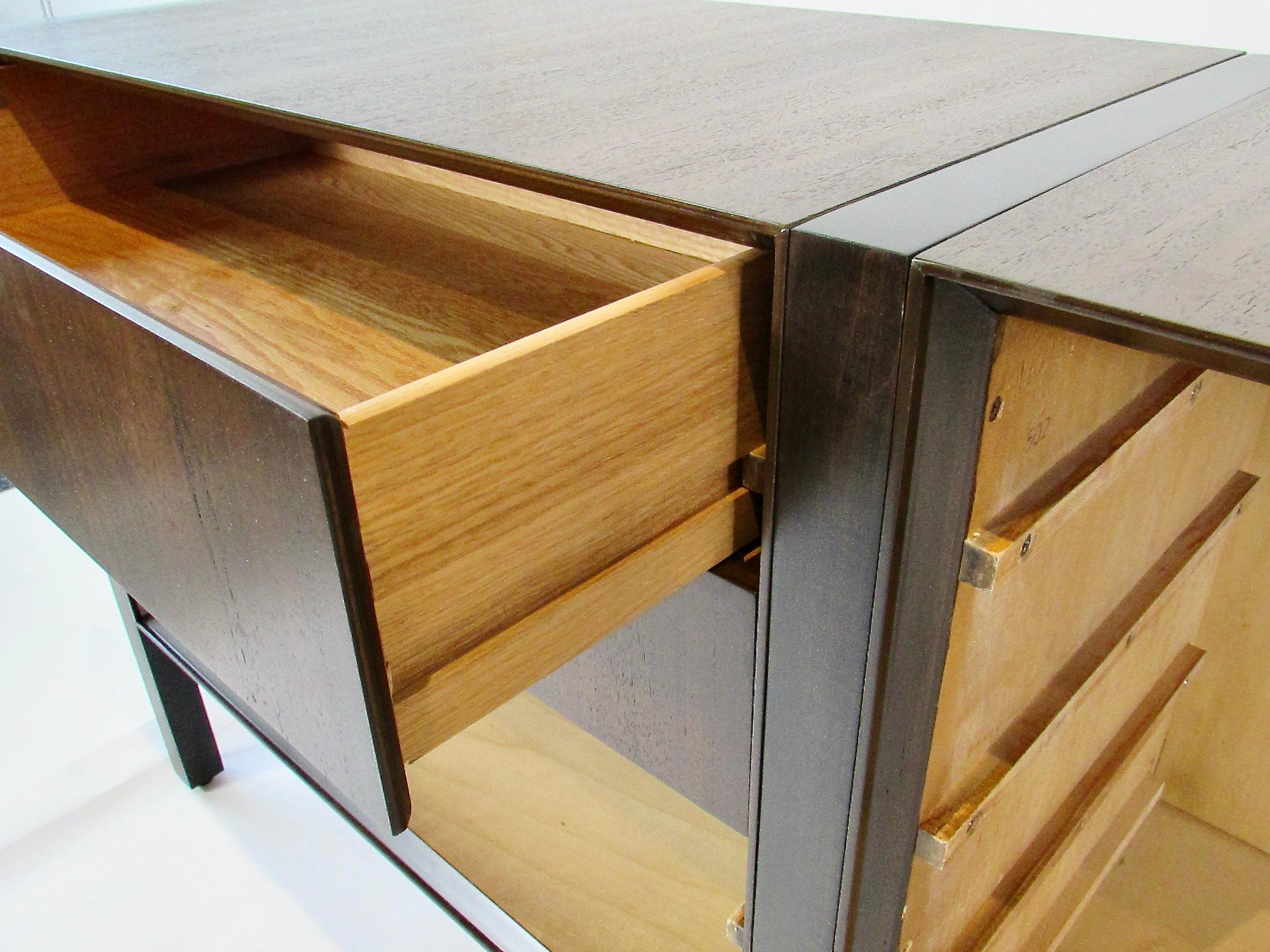 Ottone Elegante comò lungo e basso a dodici cassetti della collezione personalizzata Directional Furniture in vendita