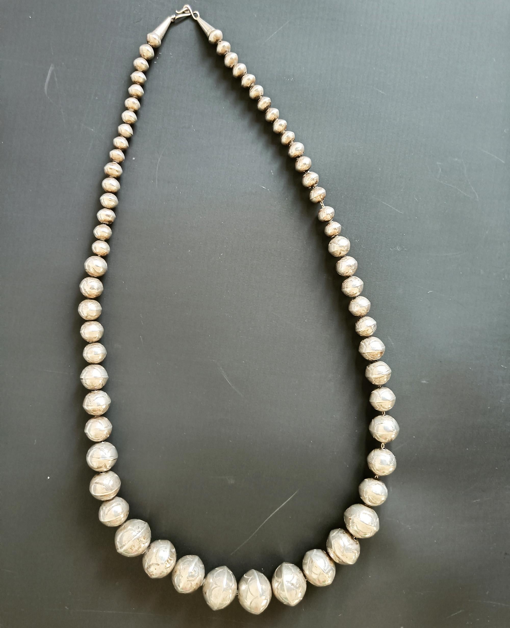 Lange abgestufte Navajo gestempelt Silber Perle Halskette 30 Zoll 
ca. 1960er Jahre.
 .