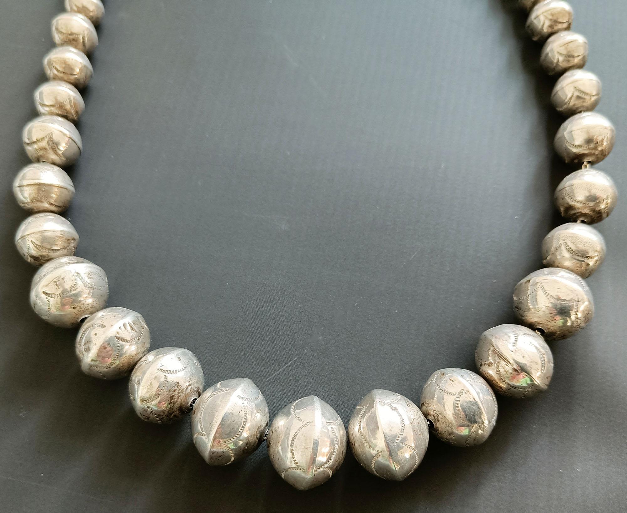 Feine lange Vintage Native American graduated Navajo Silber Perlenkette 30 Zoll Halskette (amerikanisch) im Angebot