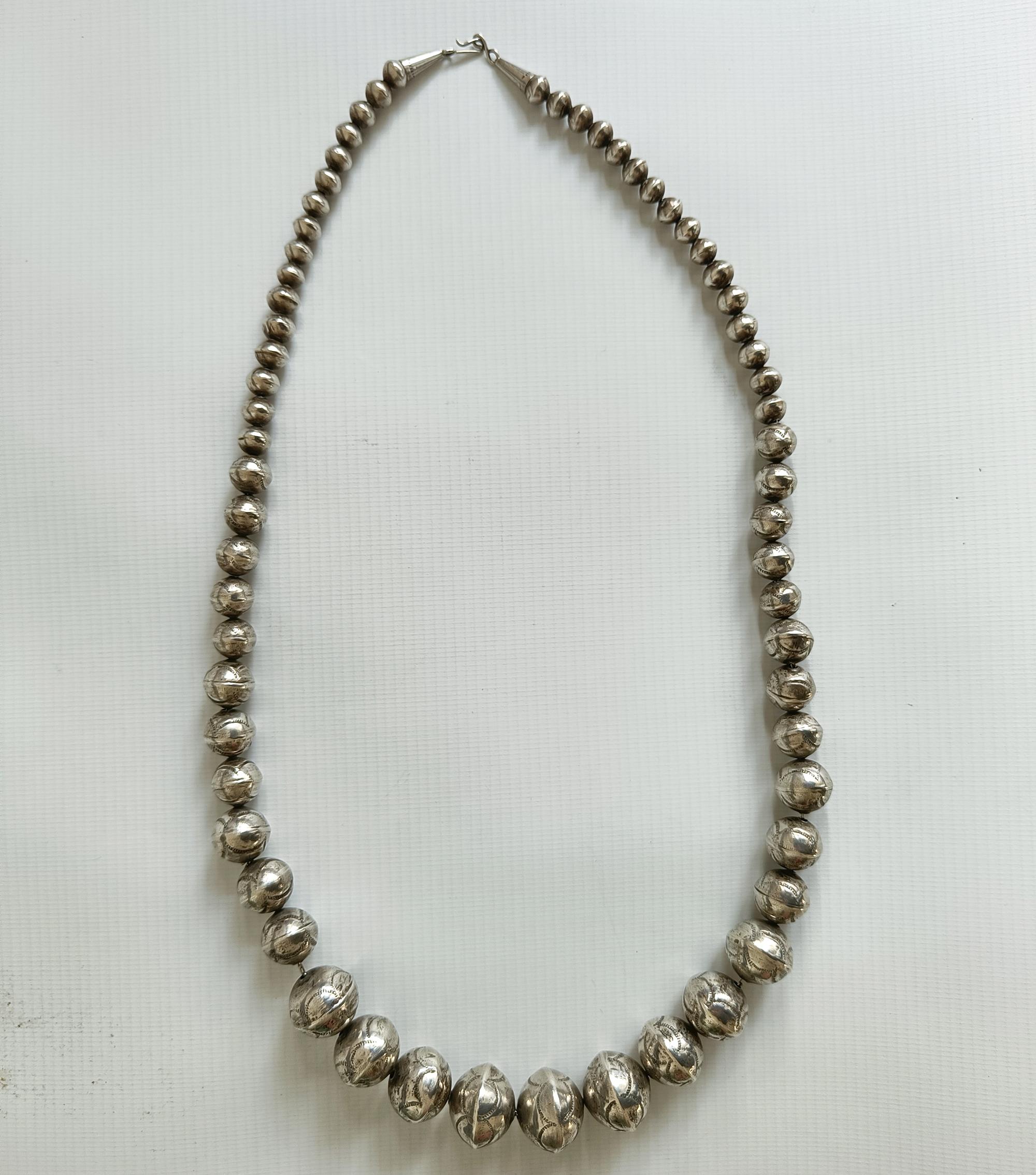 Feine lange Vintage Native American graduated Navajo Silber Perlenkette 30 Zoll Halskette (Handgefertigt) im Angebot