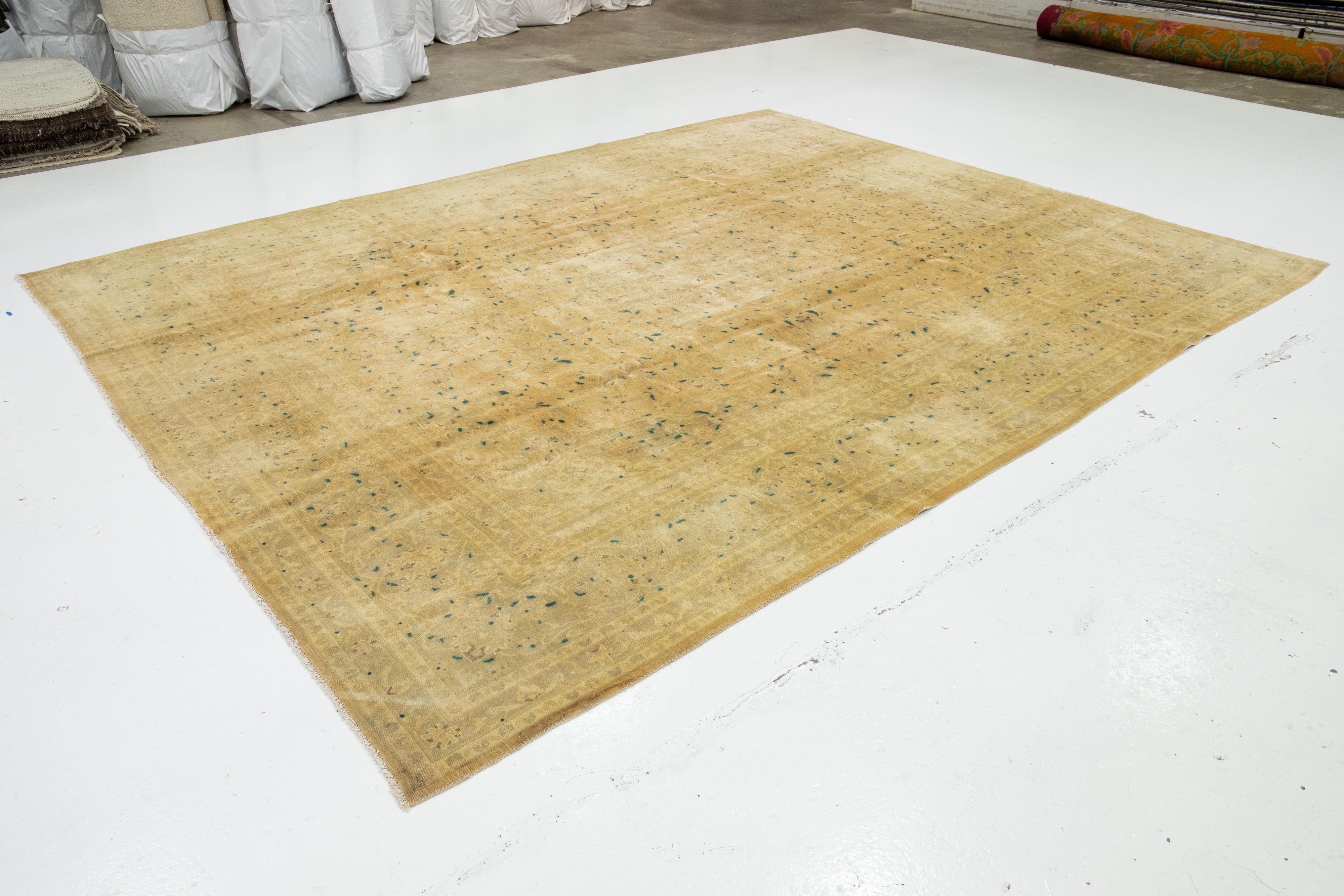 Persischer Täbriz-Teppich mit Blickfang (Handgeschnitzt) im Angebot