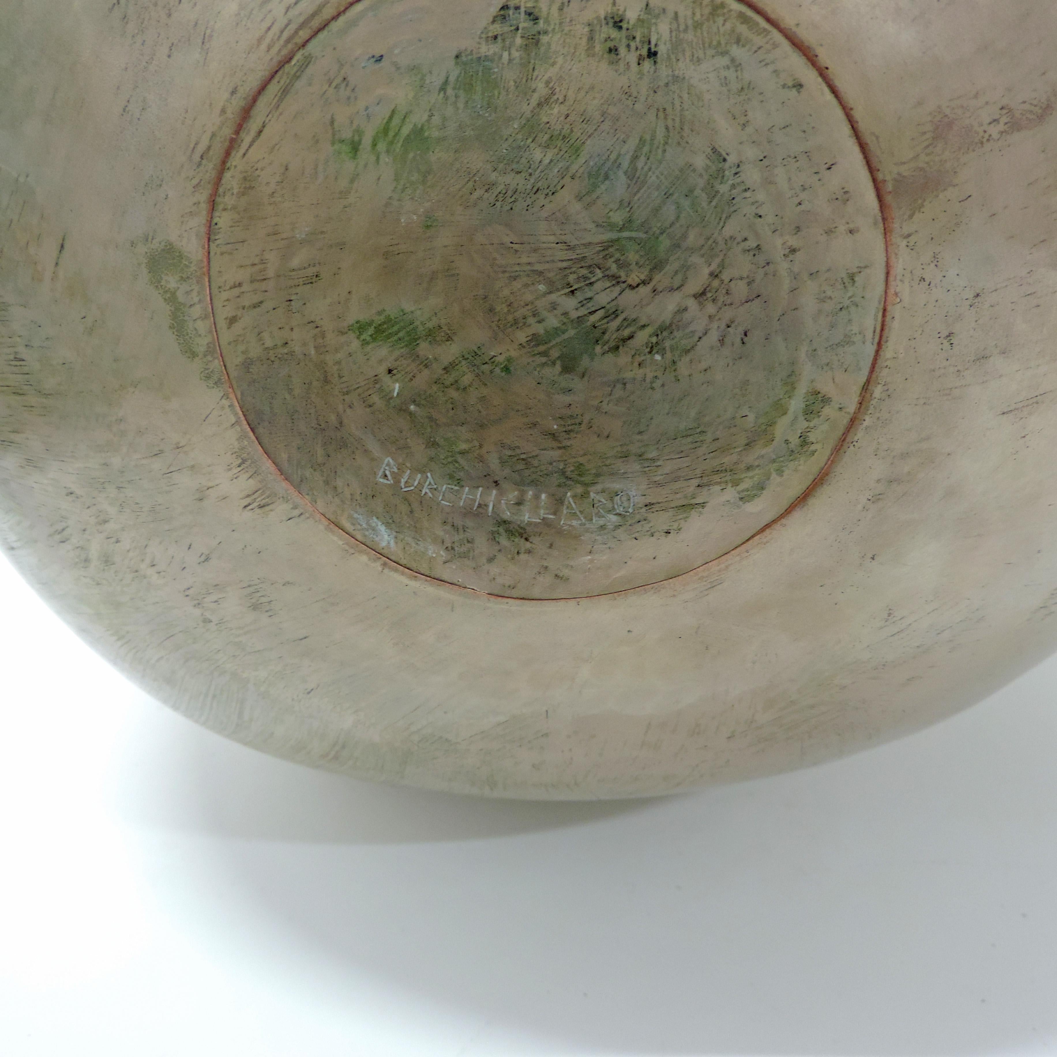 Un bel vaso di Lorenzo Burchiellaro con coperchio in metallo martellato.