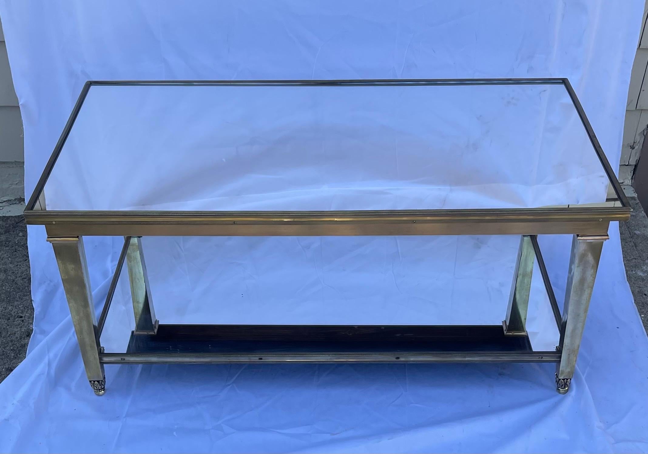 Mesa de centro o de cóctel de dos niveles, de bronce pulido y espejos, muy fina, de la época francesa de transición a la modernidad de mediados de siglo, en el señorío de Bagues.
Comprado a Lorin Marsh
En muy buen estado, sólo necesita una limpieza.