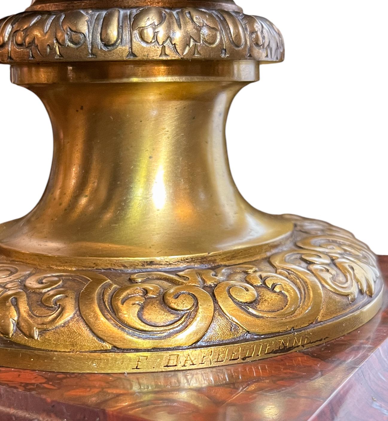 Set di candelabri e centrotavola in marmo rosso in stile Louis VX di F.Barbedienne in vendita 3