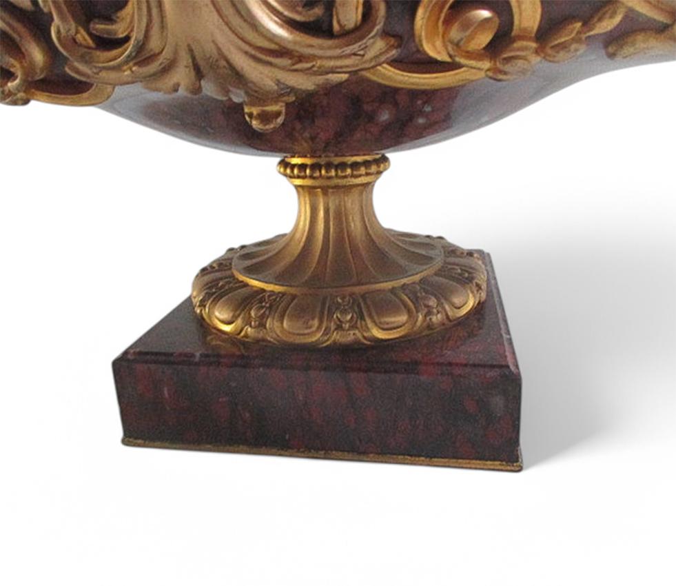 Intagliato Set di candelabri e centrotavola in marmo rosso in stile Louis VX di F.Barbedienne in vendita
