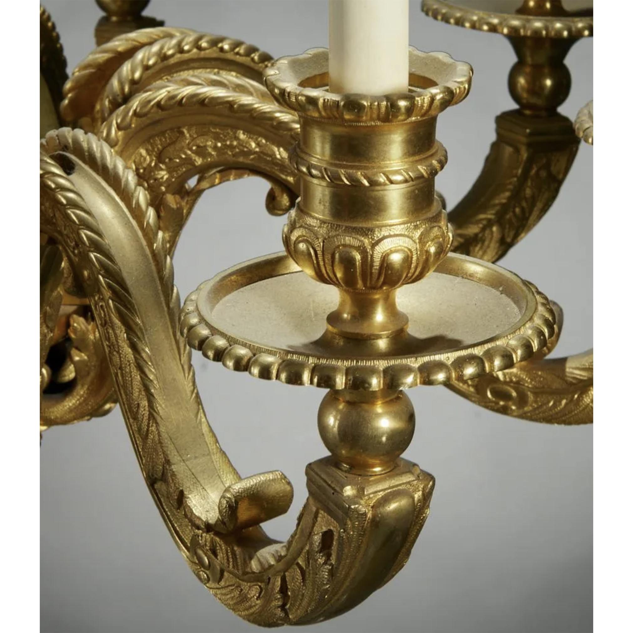 8-armiger Kronleuchter aus vergoldeter Bronze im Stil Louis XIV

Datum: Ende 19./20. Jh.

Herkunft: Frankreich

Abmessungen: 30 